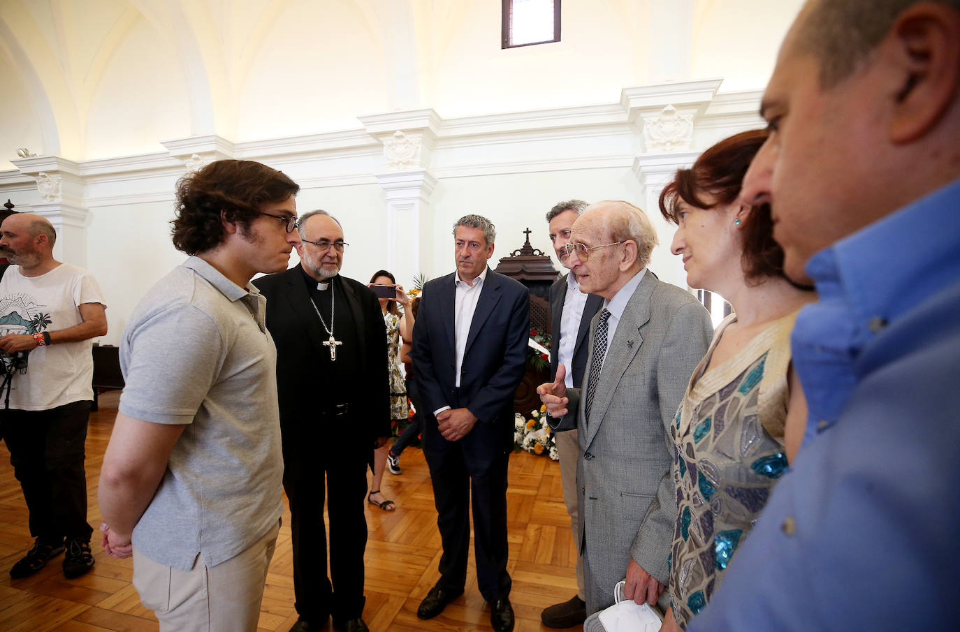 Políticos, sindicalistas, religiosos y muchos fieles han pasado por la capilla ardiente de Gabino Díaz Merchán, en el Palacio Episcopal de Oviedo. 