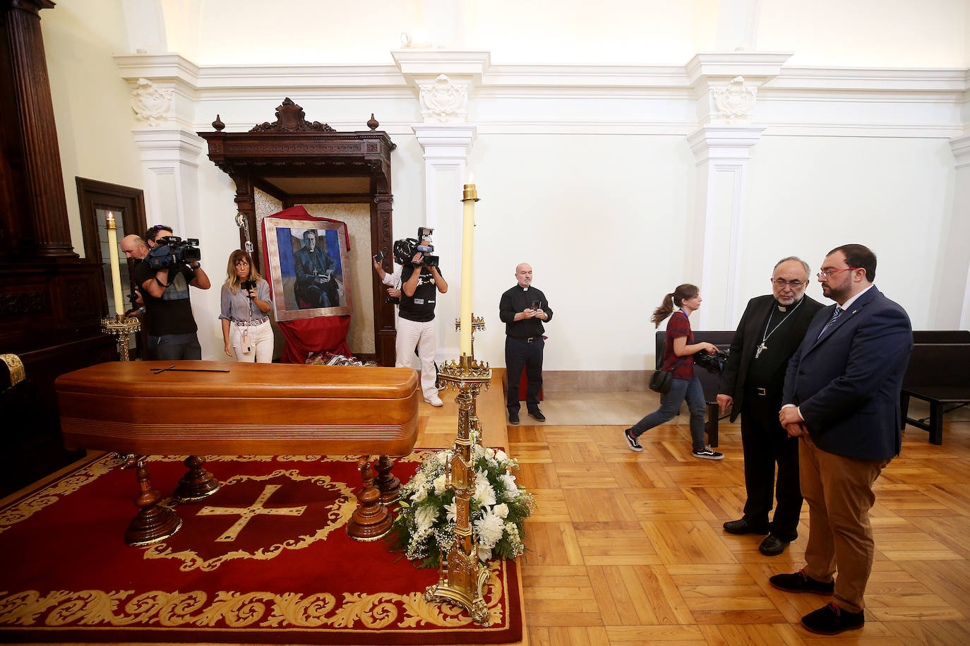 Políticos, sindicalistas, religiosos y muchos fieles han pasado por la capilla ardiente de Gabino Díaz Merchán, en el Palacio Episcopal de Oviedo. 