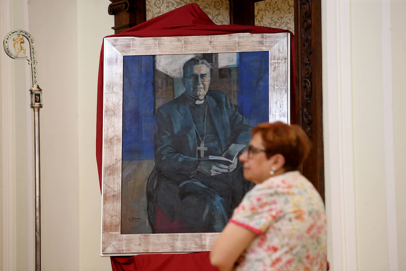 Políticos, sindicalistas, religiosos y muchos fieles han pasado por la capilla ardiente de Gabino Díaz Merchán, en el Palacio Episcopal de Oviedo. 