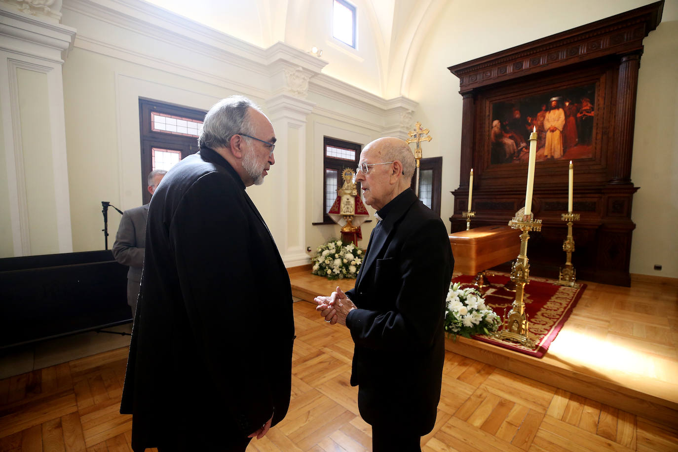 Políticos, sindicalistas, religiosos y muchos fieles han pasado por la capilla ardiente de Gabino Díaz Merchán, en el Palacio Episcopal de Oviedo. 