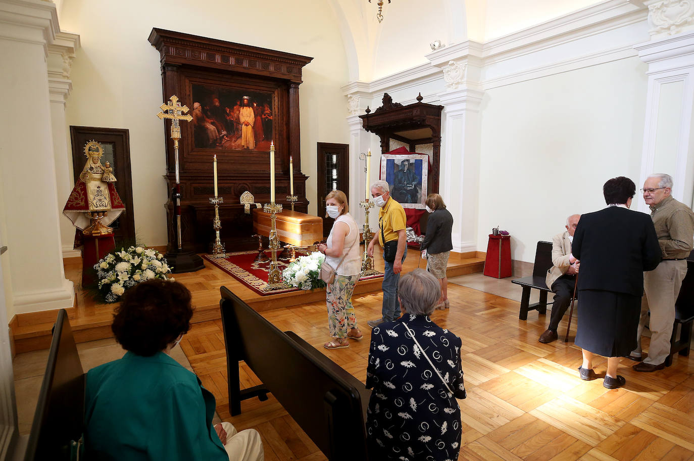 Políticos, sindicalistas, religiosos y muchos fieles han pasado por la capilla ardiente de Gabino Díaz Merchán, en el Palacio Episcopal de Oviedo. 