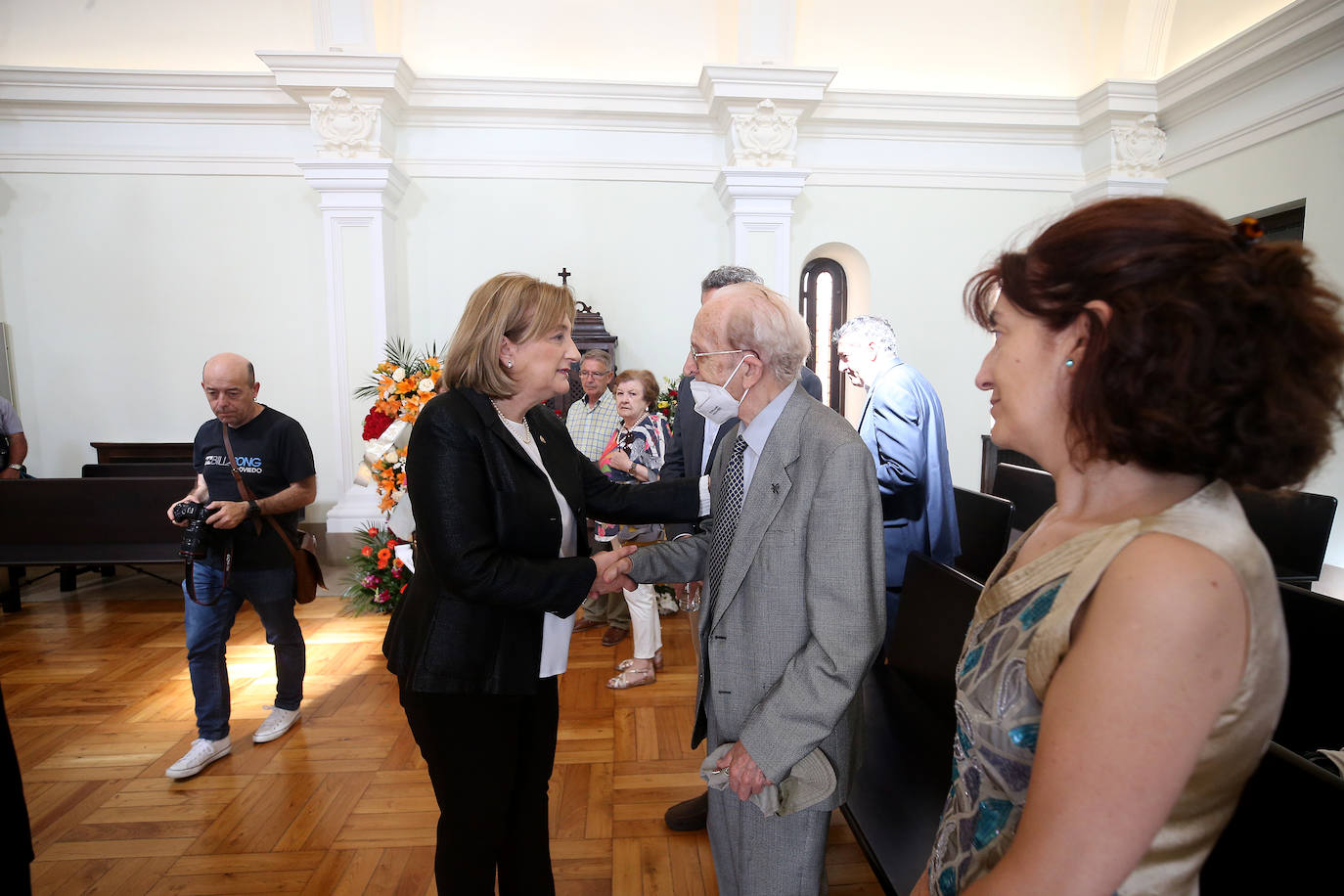 Políticos, sindicalistas, religiosos y muchos fieles han pasado por la capilla ardiente de Gabino Díaz Merchán, en el Palacio Episcopal de Oviedo. 