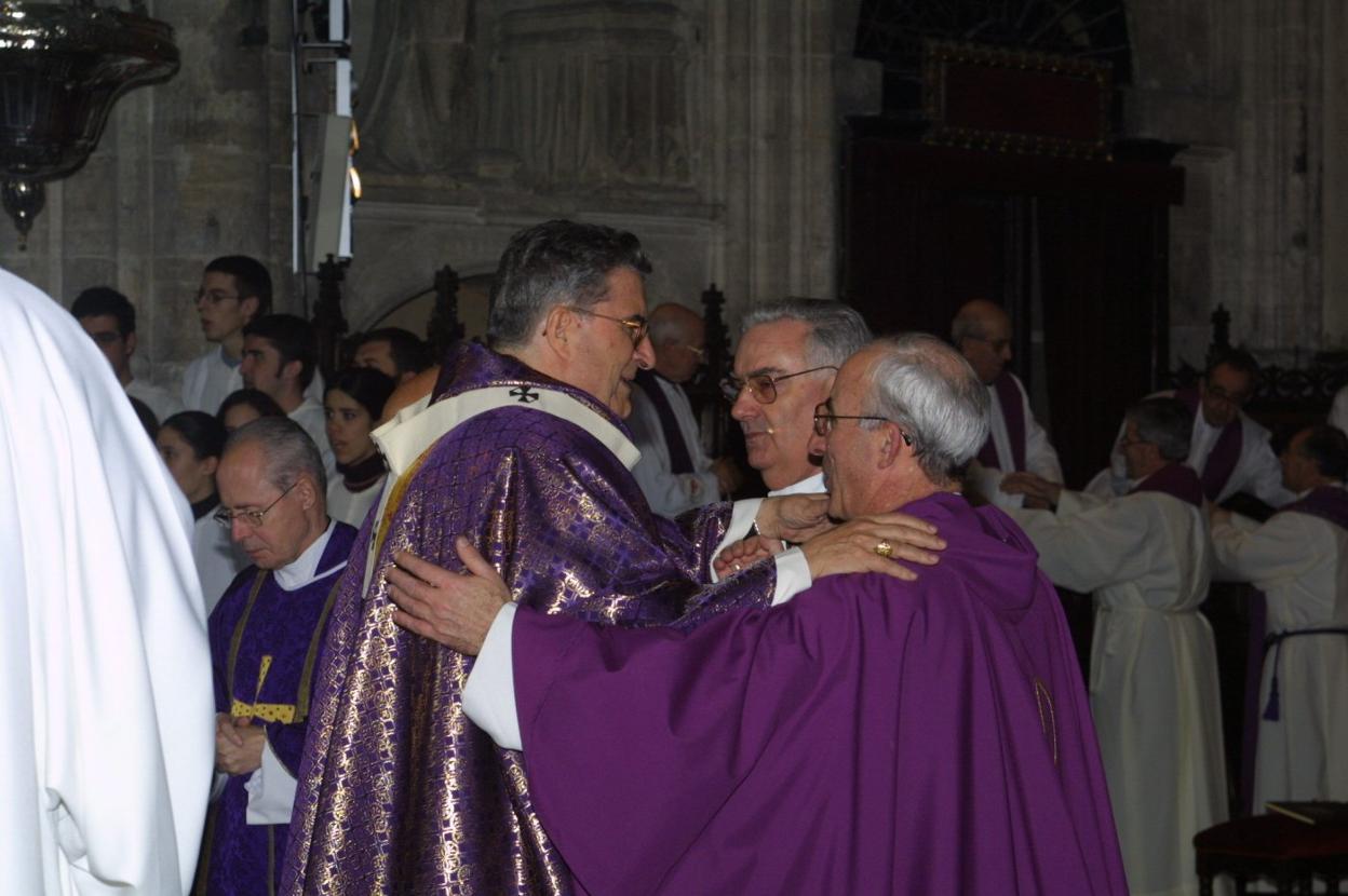 Gabino Díaz Merchán abraza a Atilano Rodríguez en presencia de José Sánchez, durante su misa de despedida, con Francisco Álvarez a la izquierda.
