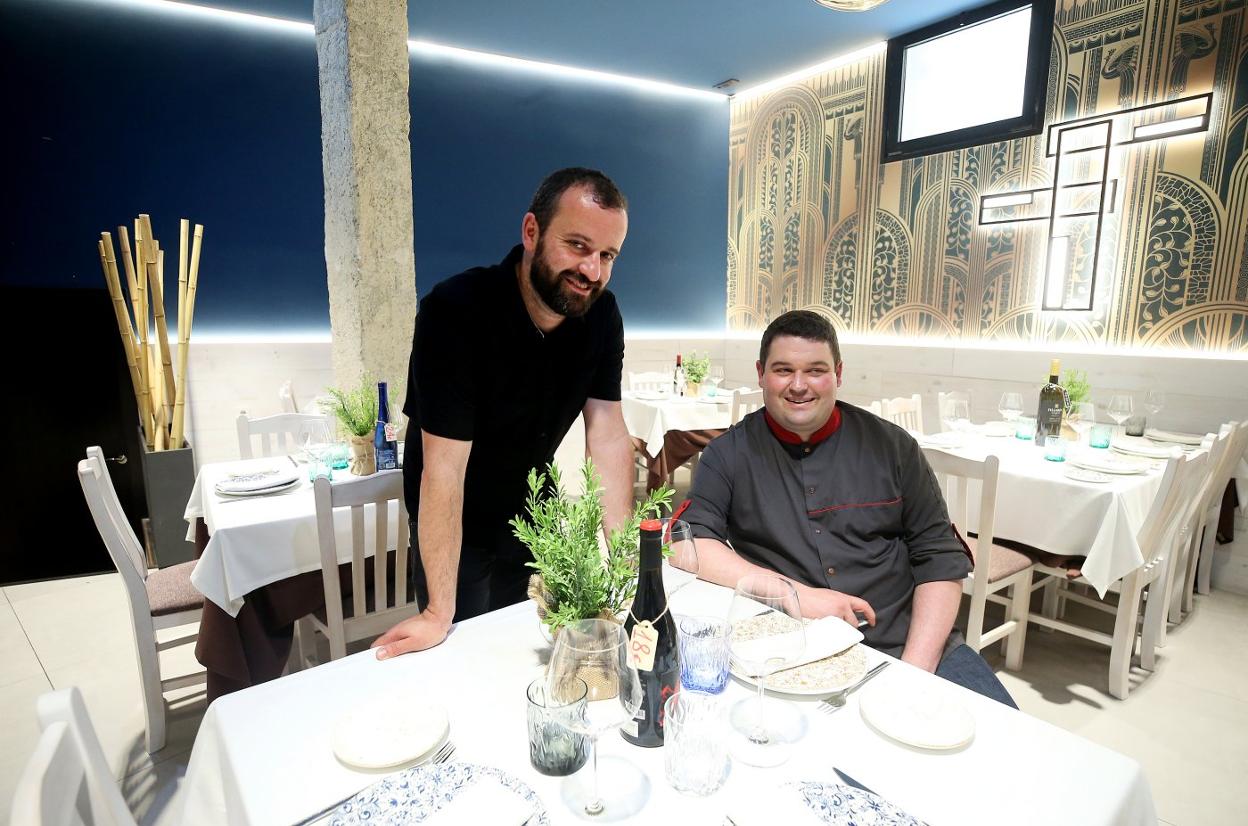 Juan y José Luis Cuesta, junto a una las mesas de su acogedora sala. 