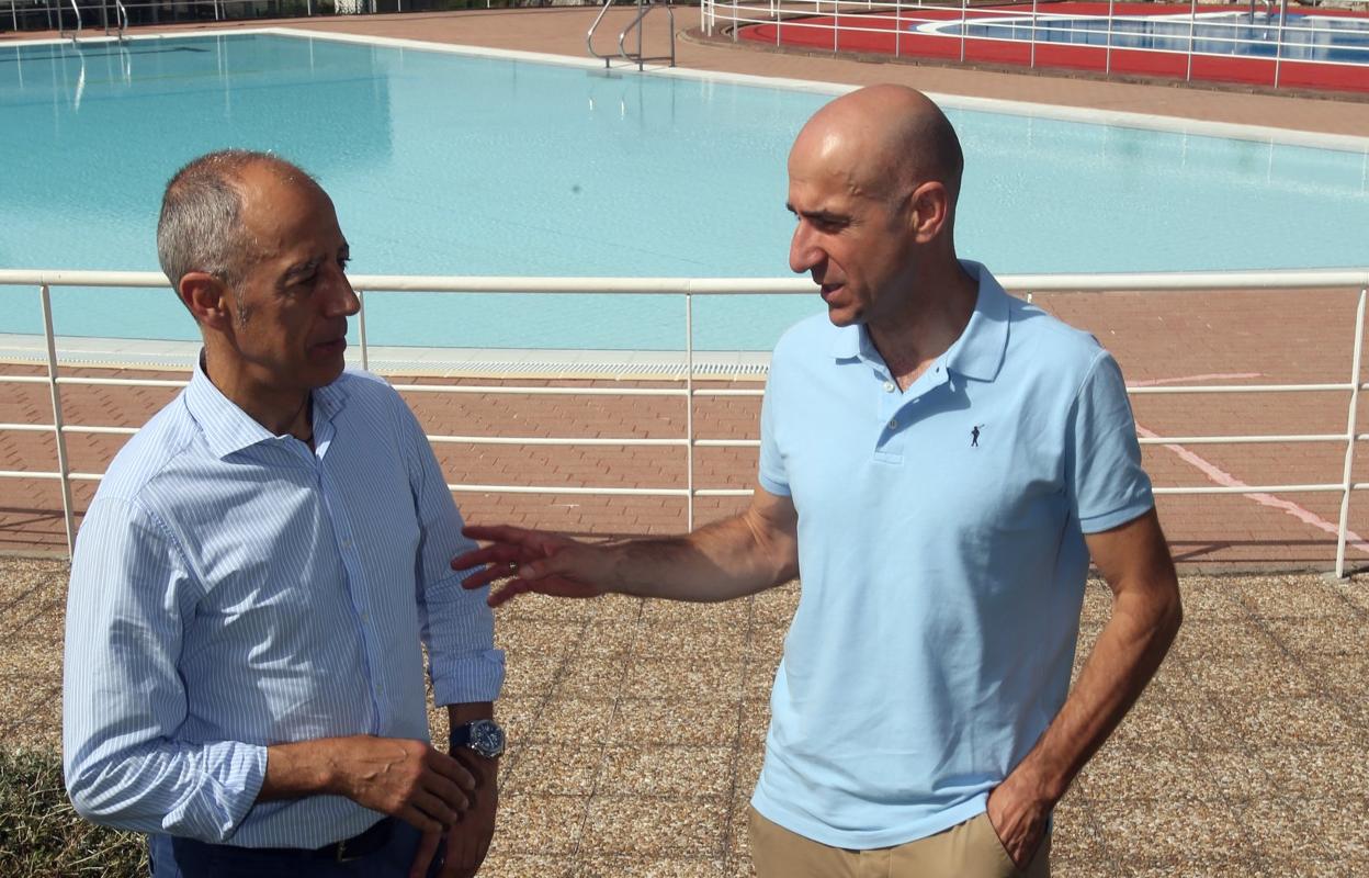 Jesús Abad y Virginio Ramírez, en las piscinas. 