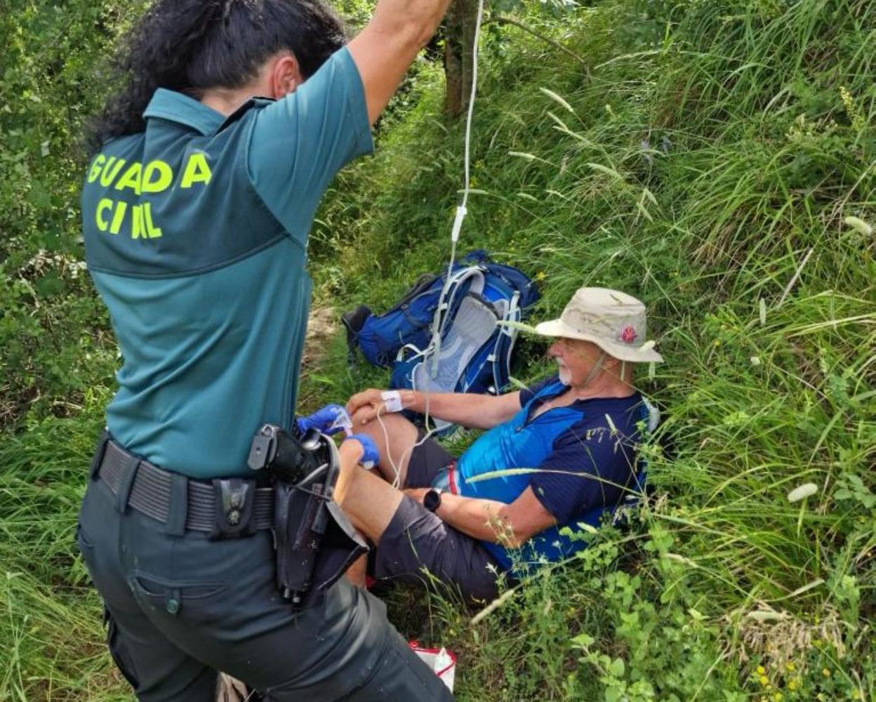 Una de las agentes de la Guardia Civil, con el herido. 