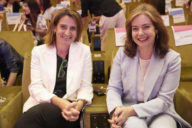 Teresa Ribera, vicepresidenta tercera del gobierno y ministra para la Transición Ecológica y el reto Demográfico junto a Lourdes Garzón Muñoz, directora de Mujer Hoy y WomenNOW.