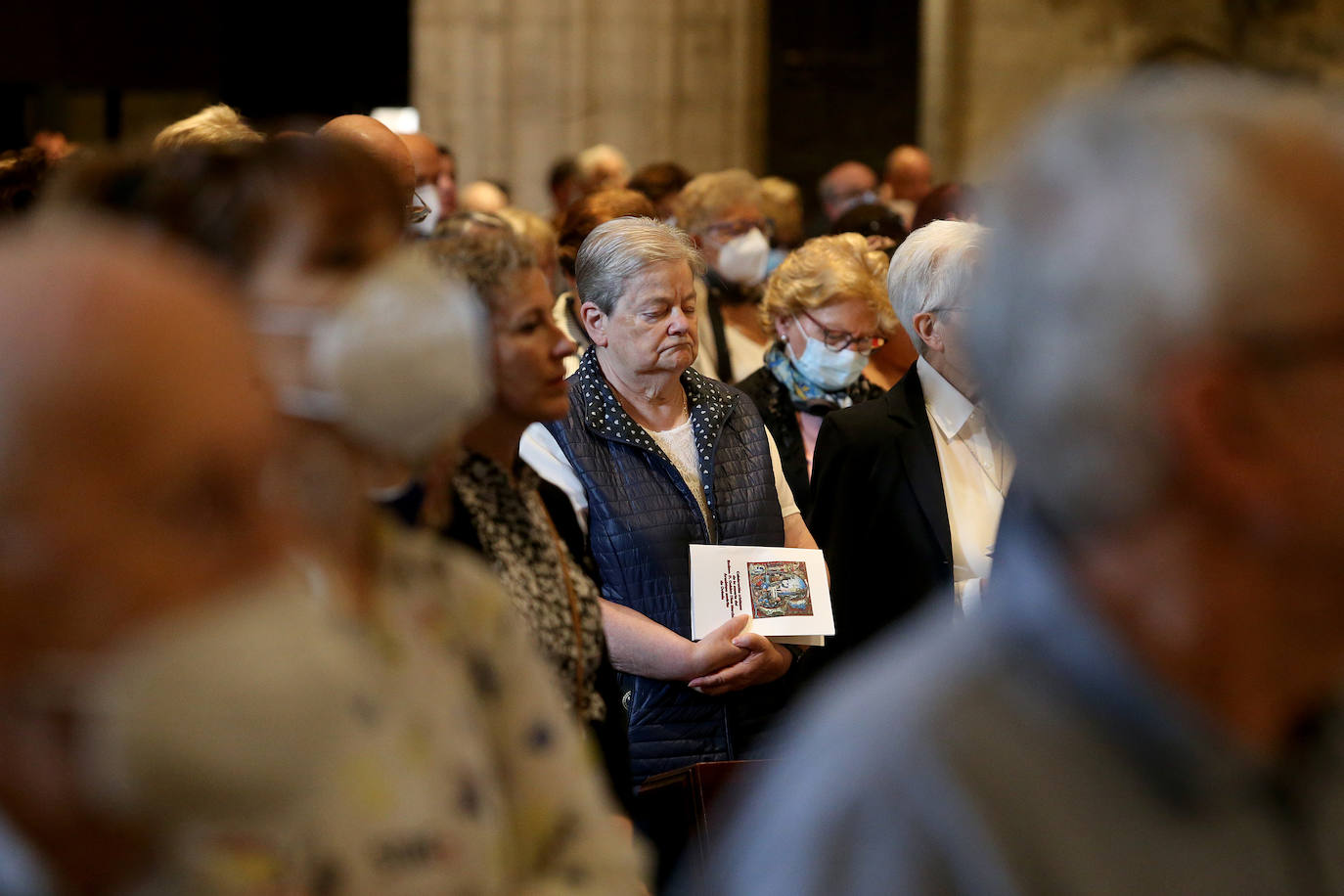 Cientos de personas han querido dar su último adiós a Gabino Díaz Merchán, arzobispo emérito, en la Catedral de la capital asturiana. El actual arzobispo de Oviedo, Sanz Montes, ha pronunciado una sentida homilía. «Que la Santina a la que tiernamente amó le acompañe en este último viaje. Las campanas suenan tristes hoy. Descanse en paz, Don Gabino. Que nos veamos en el cielo», ha dicho. 