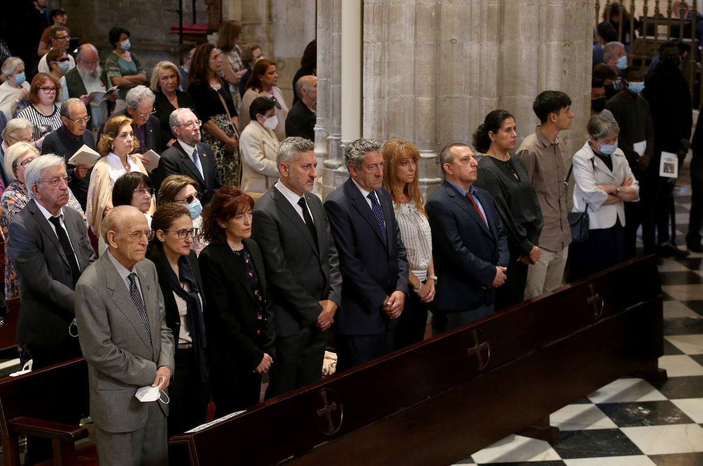 Cientos de personas han querido dar su último adiós a Gabino Díaz Merchán, arzobispo emérito, en la Catedral de la capital asturiana. El actual arzobispo de Oviedo, Sanz Montes, ha pronunciado una sentida homilía. «Que la Santina a la que tiernamente amó le acompañe en este último viaje. Las campanas suenan tristes hoy. Descanse en paz, Don Gabino. Que nos veamos en el cielo», ha dicho. 