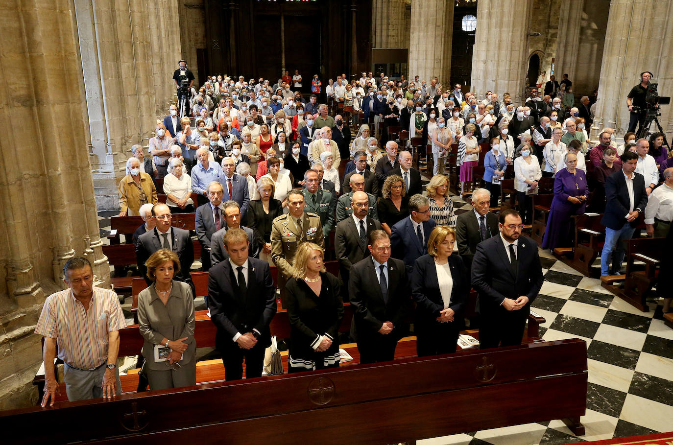 Cientos de personas han querido dar su último adiós a Gabino Díaz Merchán, arzobispo emérito, en la Catedral de la capital asturiana. El actual arzobispo de Oviedo, Sanz Montes, ha pronunciado una sentida homilía. «Que la Santina a la que tiernamente amó le acompañe en este último viaje. Las campanas suenan tristes hoy. Descanse en paz, Don Gabino. Que nos veamos en el cielo», ha dicho. 