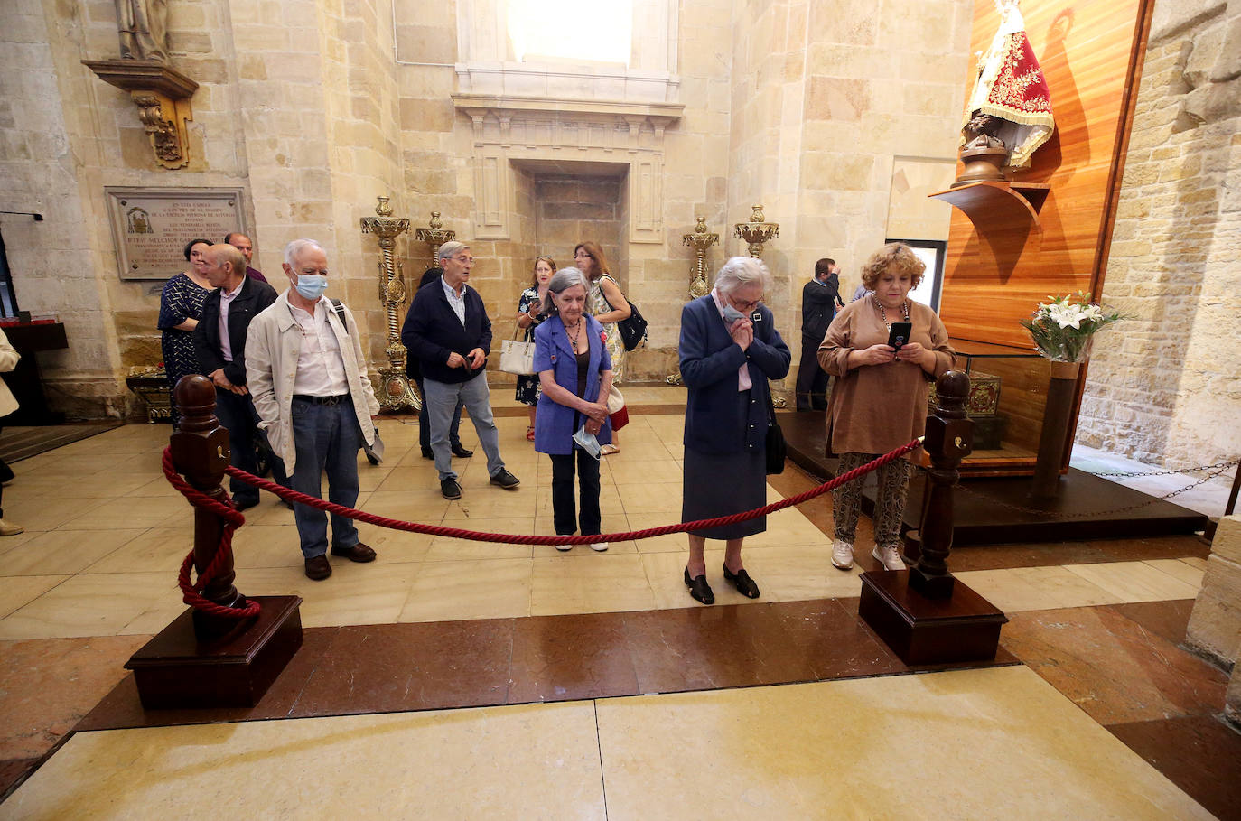 Cientos de personas han querido dar su último adiós a Gabino Díaz Merchán, arzobispo emérito, en la Catedral de la capital asturiana. El actual arzobispo de Oviedo, Sanz Montes, ha pronunciado una sentida homilía. «Que la Santina a la que tiernamente amó le acompañe en este último viaje. Las campanas suenan tristes hoy. Descanse en paz, Don Gabino. Que nos veamos en el cielo», ha dicho. 