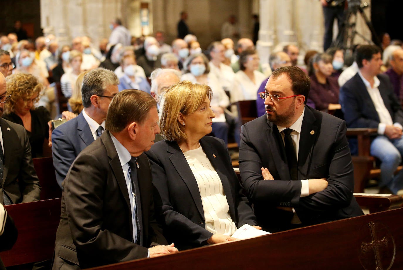 Cientos de personas han querido dar su último adiós a Gabino Díaz Merchán, arzobispo emérito, en la Catedral de la capital asturiana. El actual arzobispo de Oviedo, Sanz Montes, ha pronunciado una sentida homilía. «Que la Santina a la que tiernamente amó le acompañe en este último viaje. Las campanas suenan tristes hoy. Descanse en paz, Don Gabino. Que nos veamos en el cielo», ha dicho. 