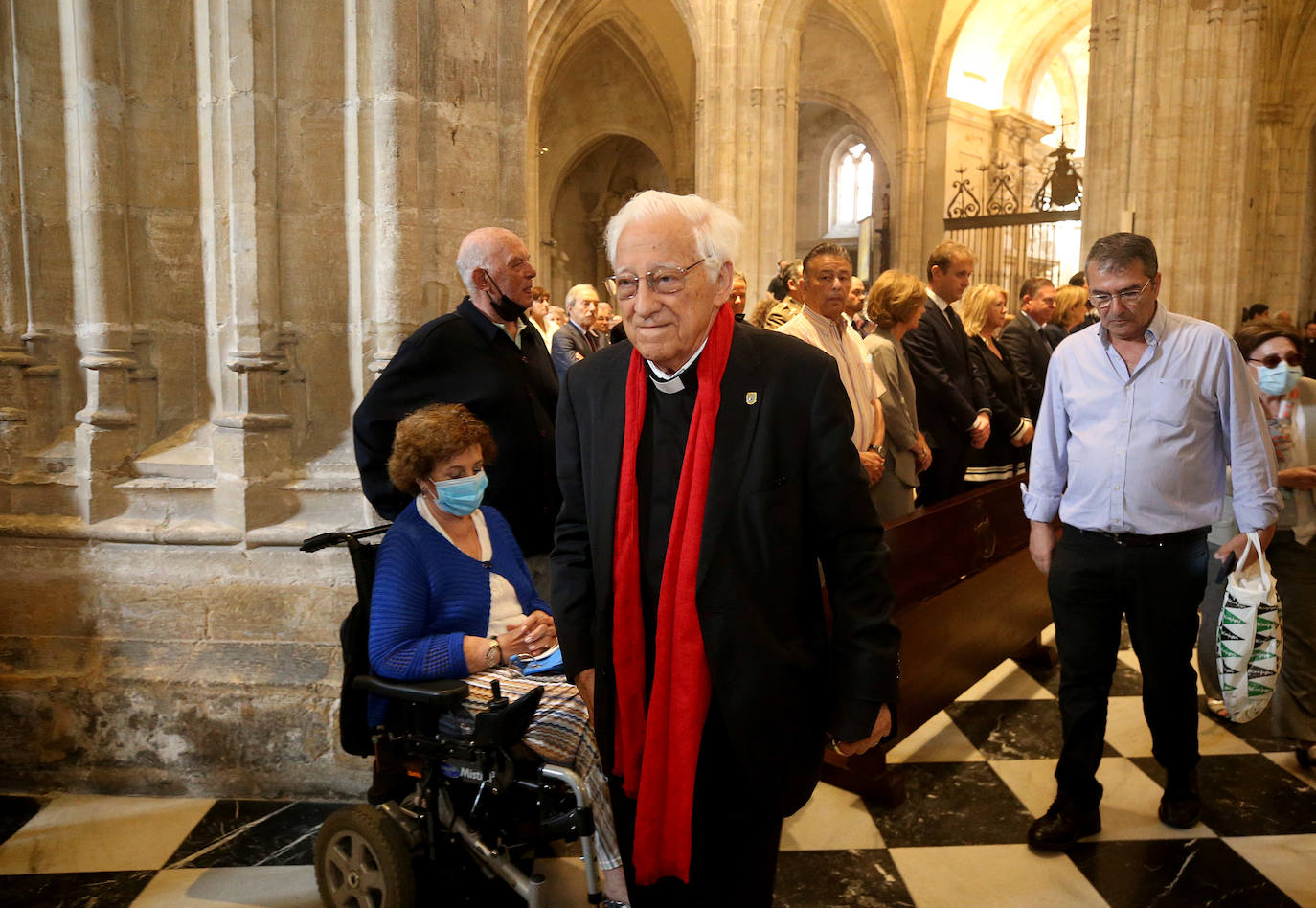 Cientos de personas han querido dar su último adiós a Gabino Díaz Merchán, arzobispo emérito, en la Catedral de la capital asturiana. El actual arzobispo de Oviedo, Sanz Montes, ha pronunciado una sentida homilía. «Que la Santina a la que tiernamente amó le acompañe en este último viaje. Las campanas suenan tristes hoy. Descanse en paz, Don Gabino. Que nos veamos en el cielo», ha dicho. 