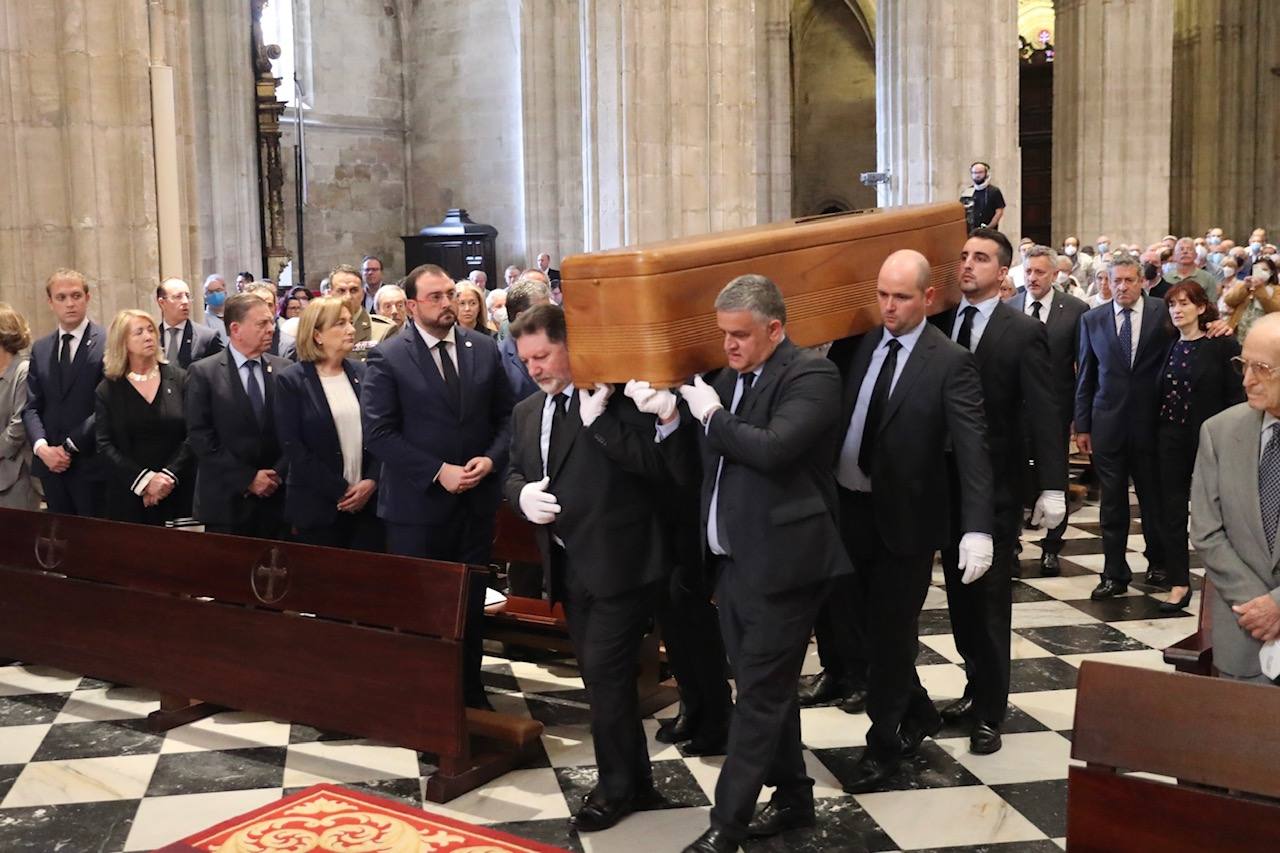 Cientos de personas han querido dar su último adiós a Gabino Díaz Merchán, arzobispo emérito, en la Catedral de la capital asturiana. El actual arzobispo de Oviedo, Sanz Montes, ha pronunciado una sentida homilía. «Que la Santina a la que tiernamente amó le acompañe en este último viaje. Las campanas suenan tristes hoy. Descanse en paz, Don Gabino. Que nos veamos en el cielo», ha dicho. 