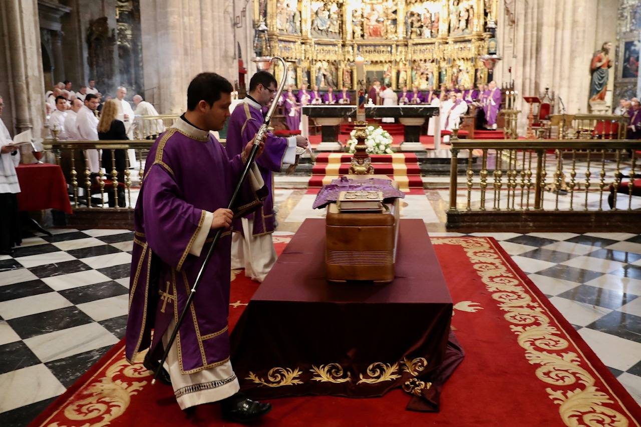 Cientos de personas han querido dar su último adiós a Gabino Díaz Merchán, arzobispo emérito, en la Catedral de la capital asturiana. El actual arzobispo de Oviedo, Sanz Montes, ha pronunciado una sentida homilía. «Que la Santina a la que tiernamente amó le acompañe en este último viaje. Las campanas suenan tristes hoy. Descanse en paz, Don Gabino. Que nos veamos en el cielo», ha dicho. 