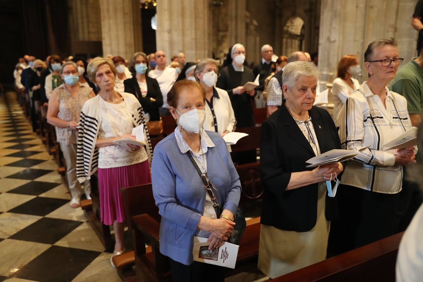 Cientos de personas han querido dar su último adiós a Gabino Díaz Merchán, arzobispo emérito, en la Catedral de la capital asturiana. El actual arzobispo de Oviedo, Sanz Montes, ha pronunciado una sentida homilía. «Que la Santina a la que tiernamente amó le acompañe en este último viaje. Las campanas suenan tristes hoy. Descanse en paz, Don Gabino. Que nos veamos en el cielo», ha dicho. 