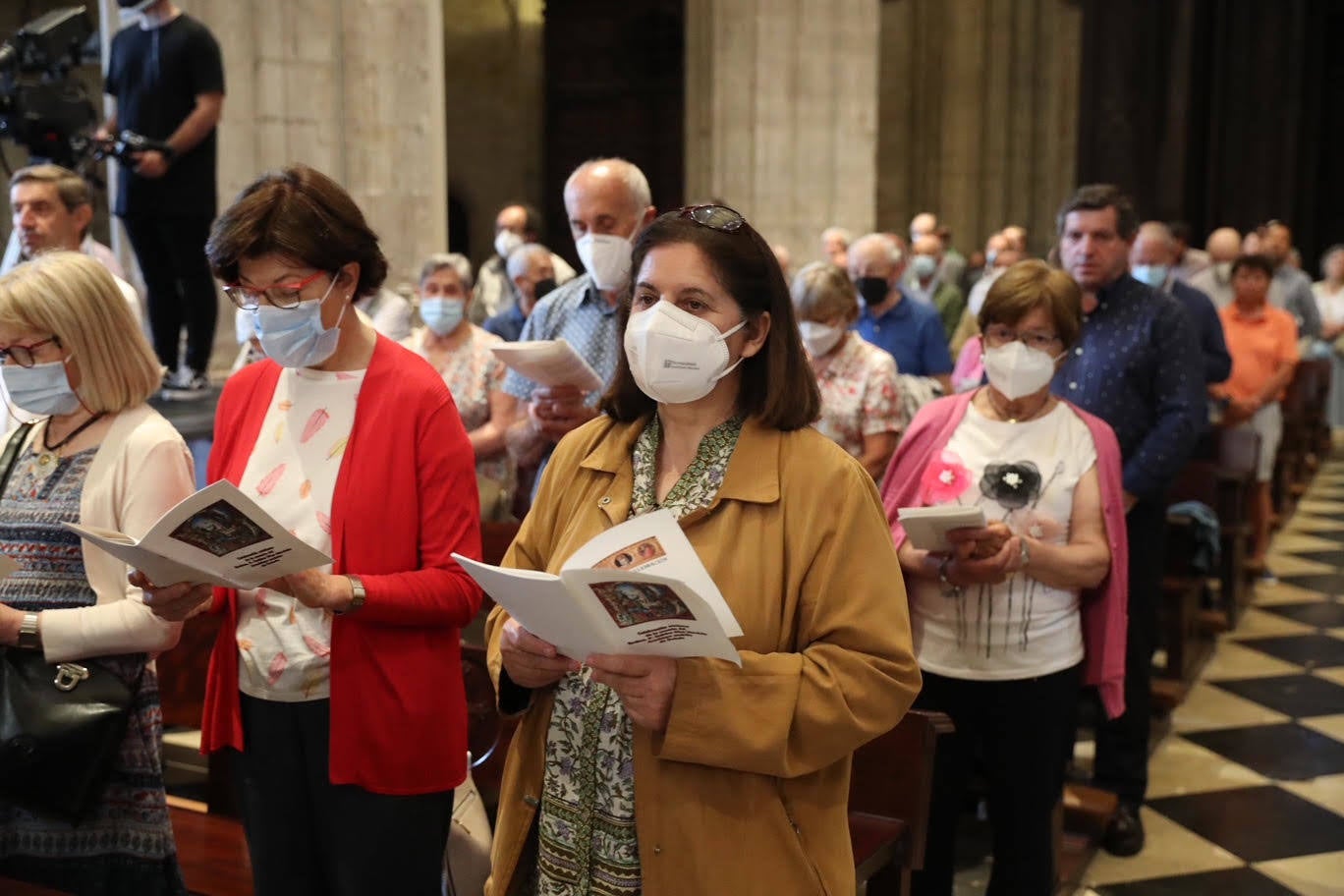 Cientos de personas han querido dar su último adiós a Gabino Díaz Merchán, arzobispo emérito, en la Catedral de la capital asturiana. El actual arzobispo de Oviedo, Sanz Montes, ha pronunciado una sentida homilía. «Que la Santina a la que tiernamente amó le acompañe en este último viaje. Las campanas suenan tristes hoy. Descanse en paz, Don Gabino. Que nos veamos en el cielo», ha dicho. 