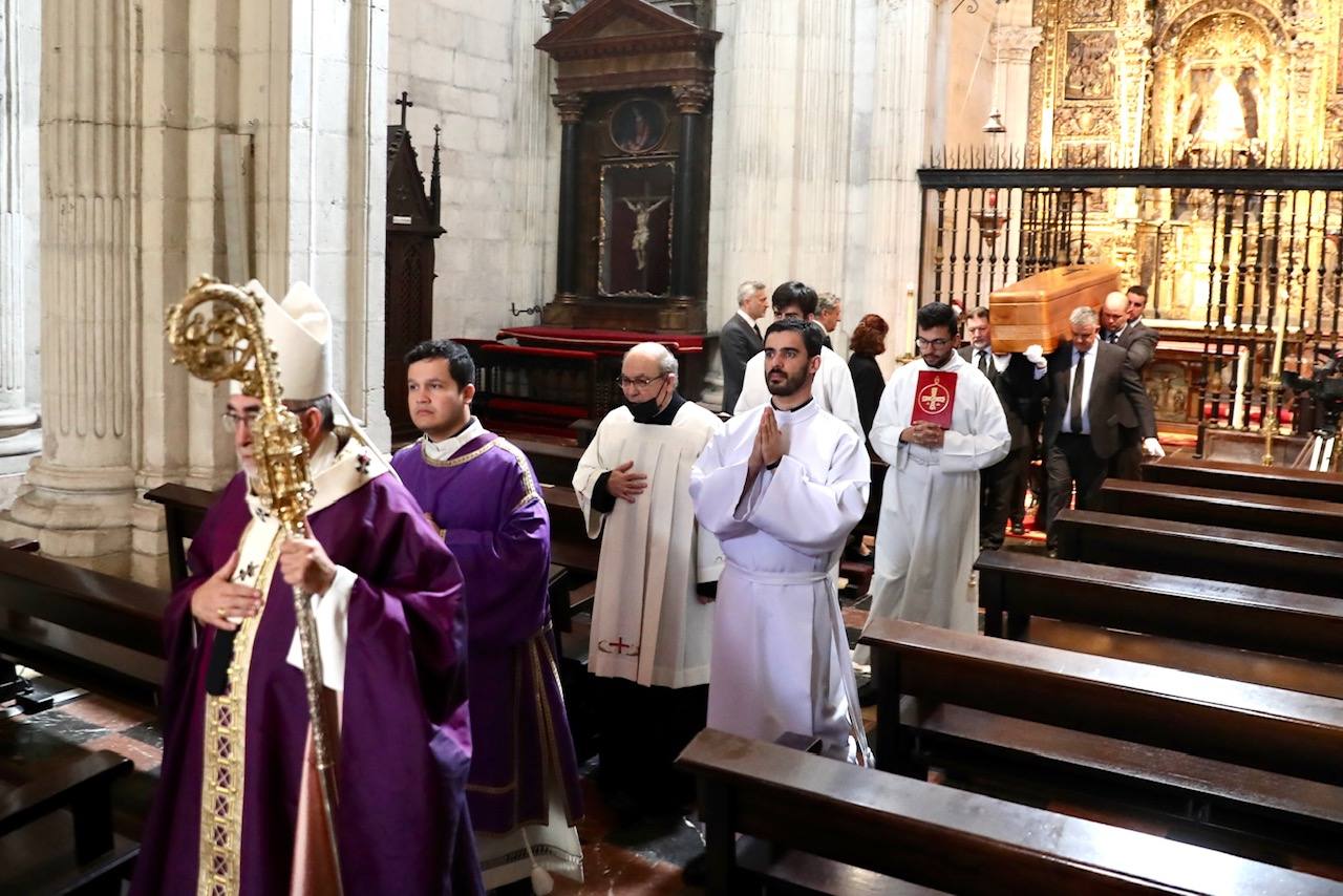 Cientos de personas han querido dar su último adiós a Gabino Díaz Merchán, arzobispo emérito, en la Catedral de la capital asturiana. El actual arzobispo de Oviedo, Sanz Montes, ha pronunciado una sentida homilía. «Que la Santina a la que tiernamente amó le acompañe en este último viaje. Las campanas suenan tristes hoy. Descanse en paz, Don Gabino. Que nos veamos en el cielo», ha dicho. 