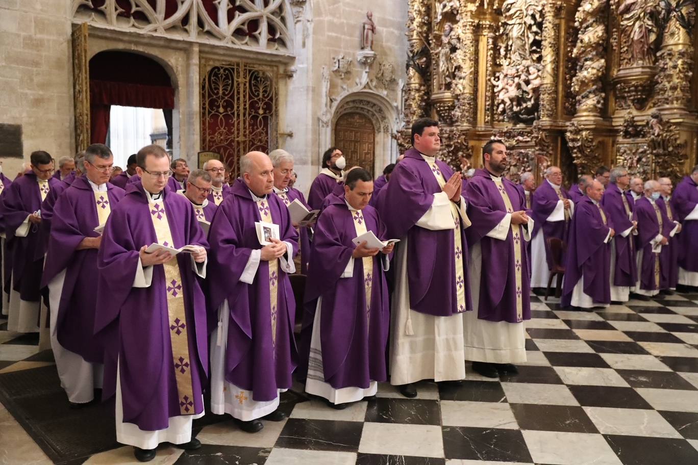 Cientos de personas han querido dar su último adiós a Gabino Díaz Merchán, arzobispo emérito, en la Catedral de la capital asturiana. El actual arzobispo de Oviedo, Sanz Montes, ha pronunciado una sentida homilía. «Que la Santina a la que tiernamente amó le acompañe en este último viaje. Las campanas suenan tristes hoy. Descanse en paz, Don Gabino. Que nos veamos en el cielo», ha dicho. 