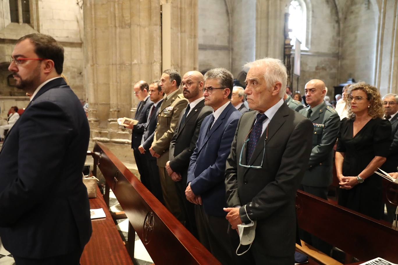 Cientos de personas han querido dar su último adiós a Gabino Díaz Merchán, arzobispo emérito, en la Catedral de la capital asturiana. El actual arzobispo de Oviedo, Sanz Montes, ha pronunciado una sentida homilía. «Que la Santina a la que tiernamente amó le acompañe en este último viaje. Las campanas suenan tristes hoy. Descanse en paz, Don Gabino. Que nos veamos en el cielo», ha dicho. 