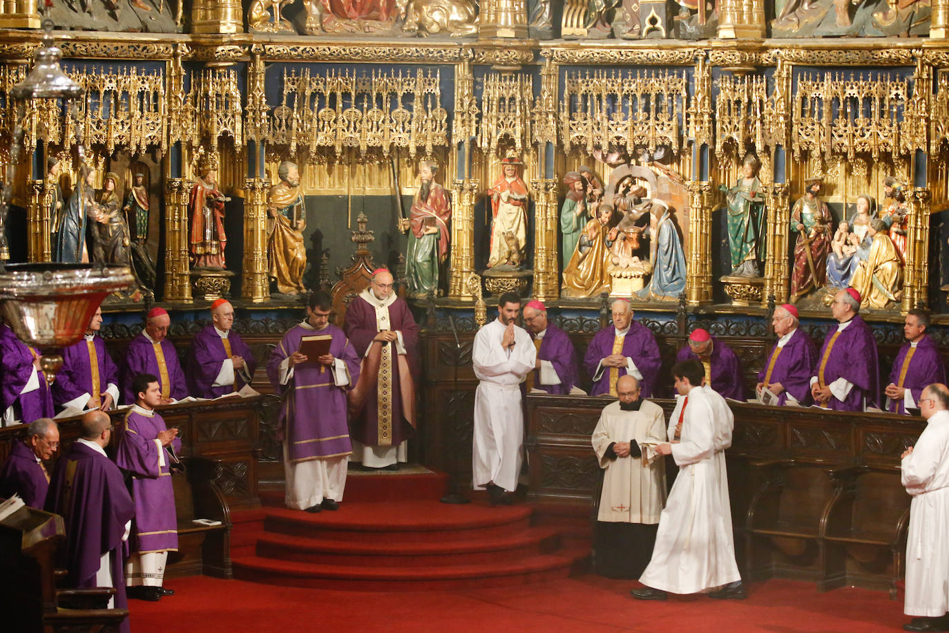 Cientos de personas han querido dar su último adiós a Gabino Díaz Merchán, arzobispo emérito, en la Catedral de la capital asturiana. El actual arzobispo de Oviedo, Sanz Montes, ha pronunciado una sentida homilía. «Que la Santina a la que tiernamente amó le acompañe en este último viaje. Las campanas suenan tristes hoy. Descanse en paz, Don Gabino. Que nos veamos en el cielo», ha dicho. 