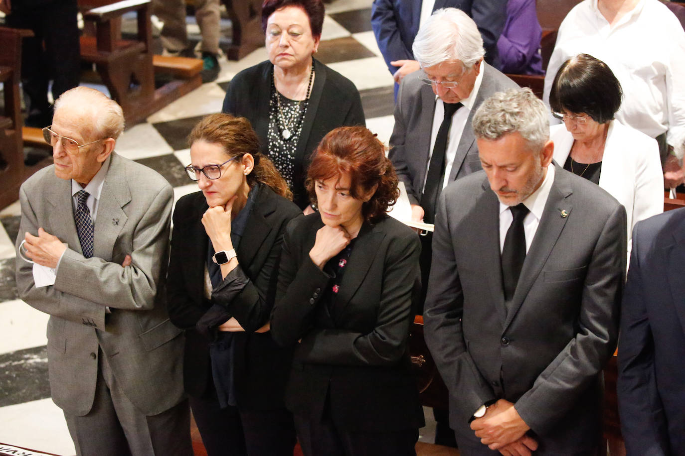 Cientos de personas han querido dar su último adiós a Gabino Díaz Merchán, arzobispo emérito, en la Catedral de la capital asturiana. El actual arzobispo de Oviedo, Sanz Montes, ha pronunciado una sentida homilía. «Que la Santina a la que tiernamente amó le acompañe en este último viaje. Las campanas suenan tristes hoy. Descanse en paz, Don Gabino. Que nos veamos en el cielo», ha dicho. 