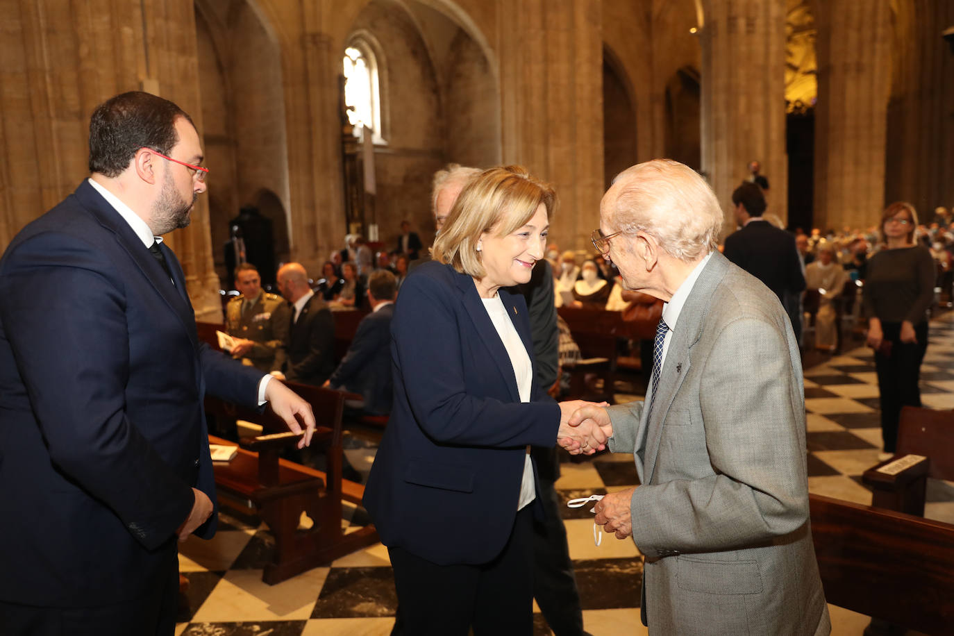 Cientos de personas han querido dar su último adiós a Gabino Díaz Merchán, arzobispo emérito, en la Catedral de la capital asturiana. El actual arzobispo de Oviedo, Sanz Montes, ha pronunciado una sentida homilía. «Que la Santina a la que tiernamente amó le acompañe en este último viaje. Las campanas suenan tristes hoy. Descanse en paz, Don Gabino. Que nos veamos en el cielo», ha dicho. 