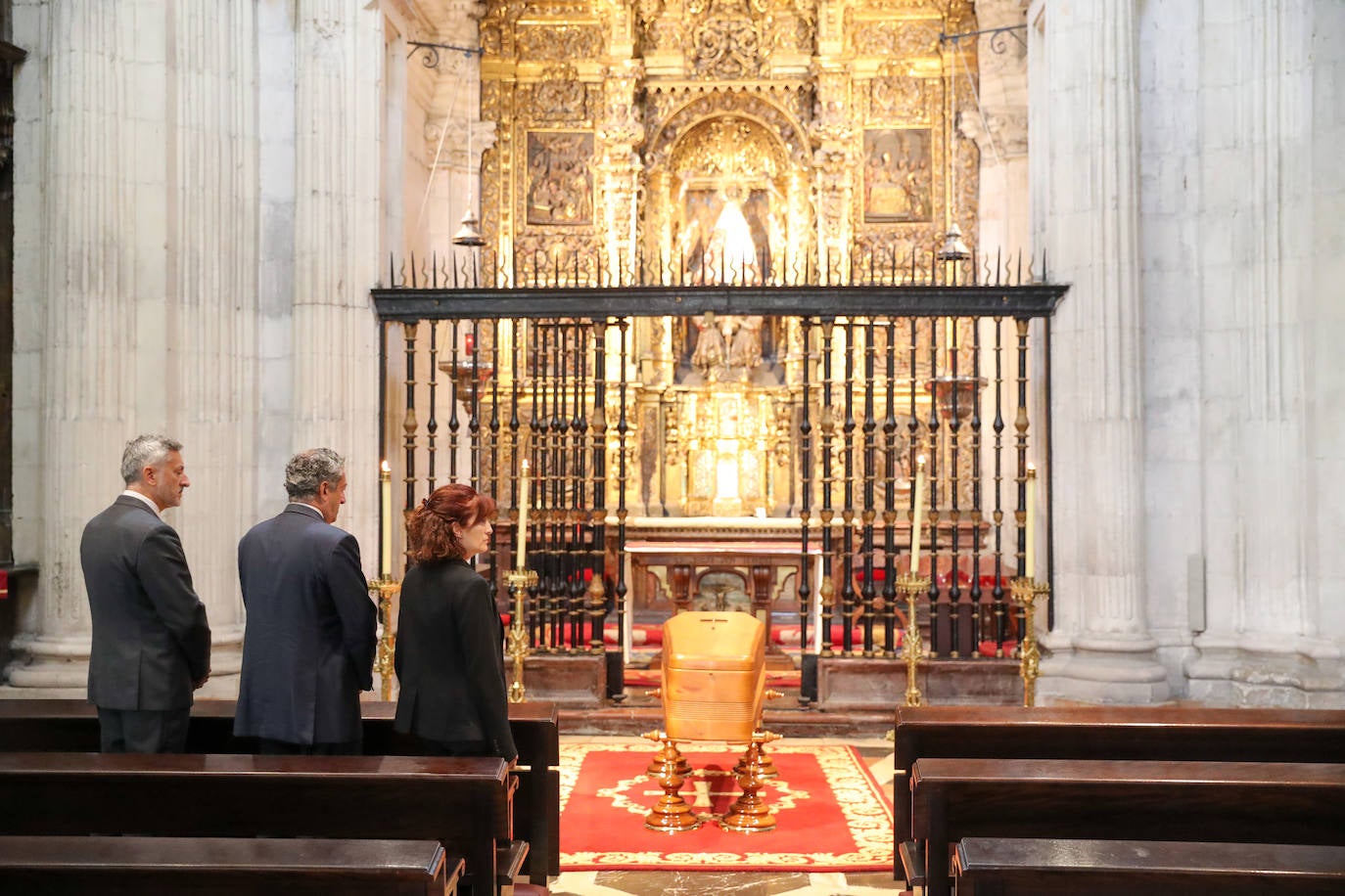 Cientos de personas han querido dar su último adiós a Gabino Díaz Merchán, arzobispo emérito, en la Catedral de la capital asturiana. El actual arzobispo de Oviedo, Sanz Montes, ha pronunciado una sentida homilía. «Que la Santina a la que tiernamente amó le acompañe en este último viaje. Las campanas suenan tristes hoy. Descanse en paz, Don Gabino. Que nos veamos en el cielo», ha dicho. 