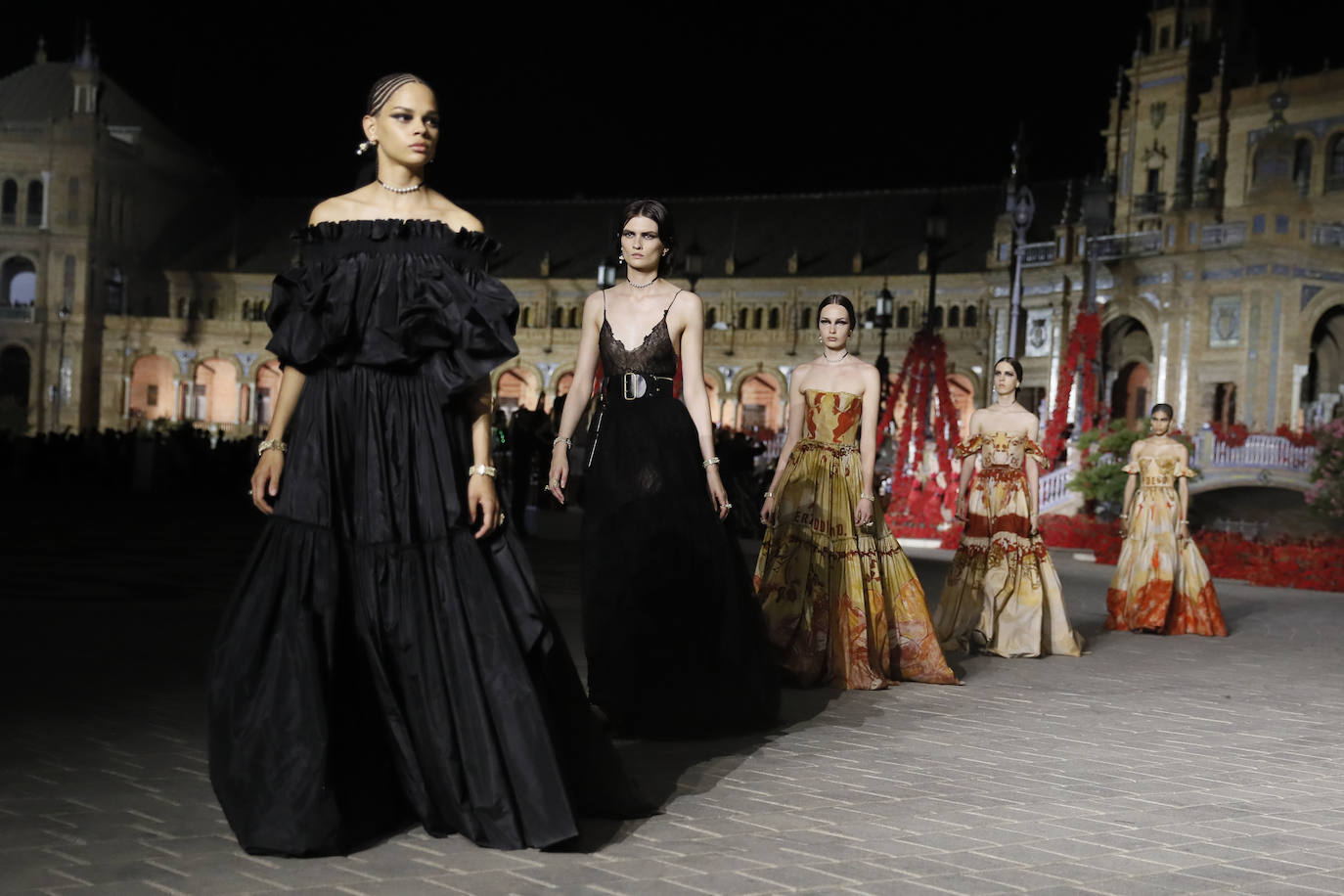 Dior presenta en la Plaza de España de Sevilla su colección «The Cruise 2023», diseñada por Maria Grazia Chiuri, que está trabajando con artistas y artesanos sevillanos y andaluces. 