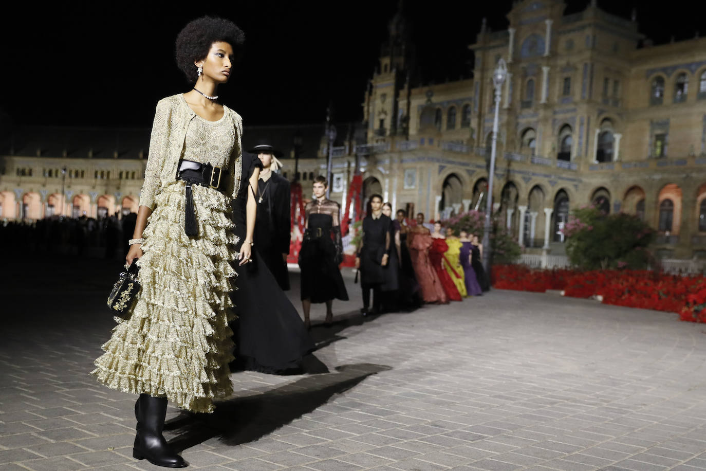 Dior presenta en la Plaza de España de Sevilla su colección «The Cruise 2023», diseñada por Maria Grazia Chiuri, que está trabajando con artistas y artesanos sevillanos y andaluces. 