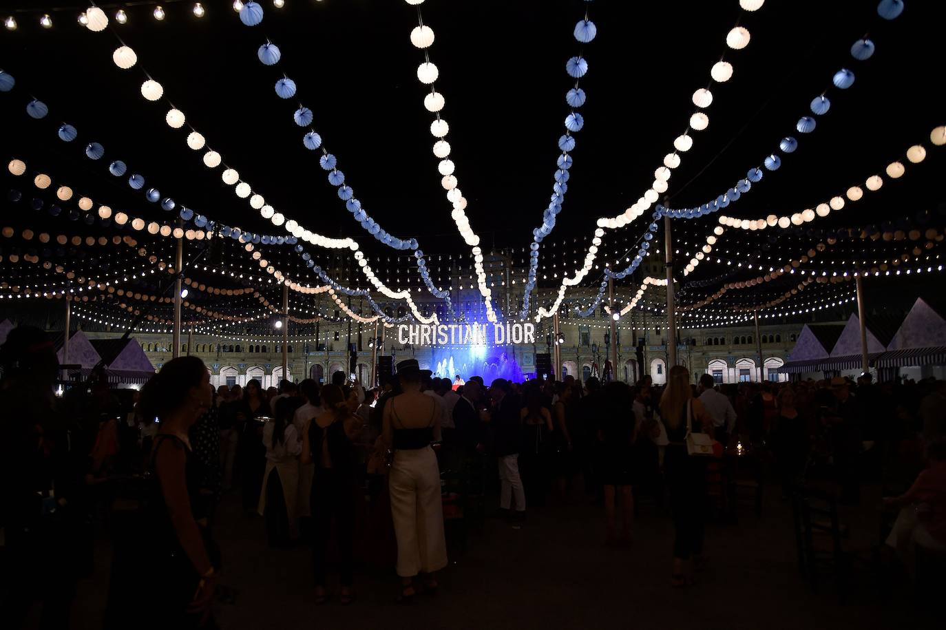 Dior presenta en la Plaza de España de Sevilla su colección «The Cruise 2023», diseñada por Maria Grazia Chiuri, que está trabajando con artistas y artesanos sevillanos y andaluces. 