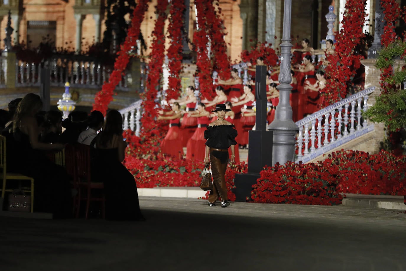 Dior presenta en la Plaza de España de Sevilla su colección «The Cruise 2023», diseñada por Maria Grazia Chiuri, que está trabajando con artistas y artesanos sevillanos y andaluces. 