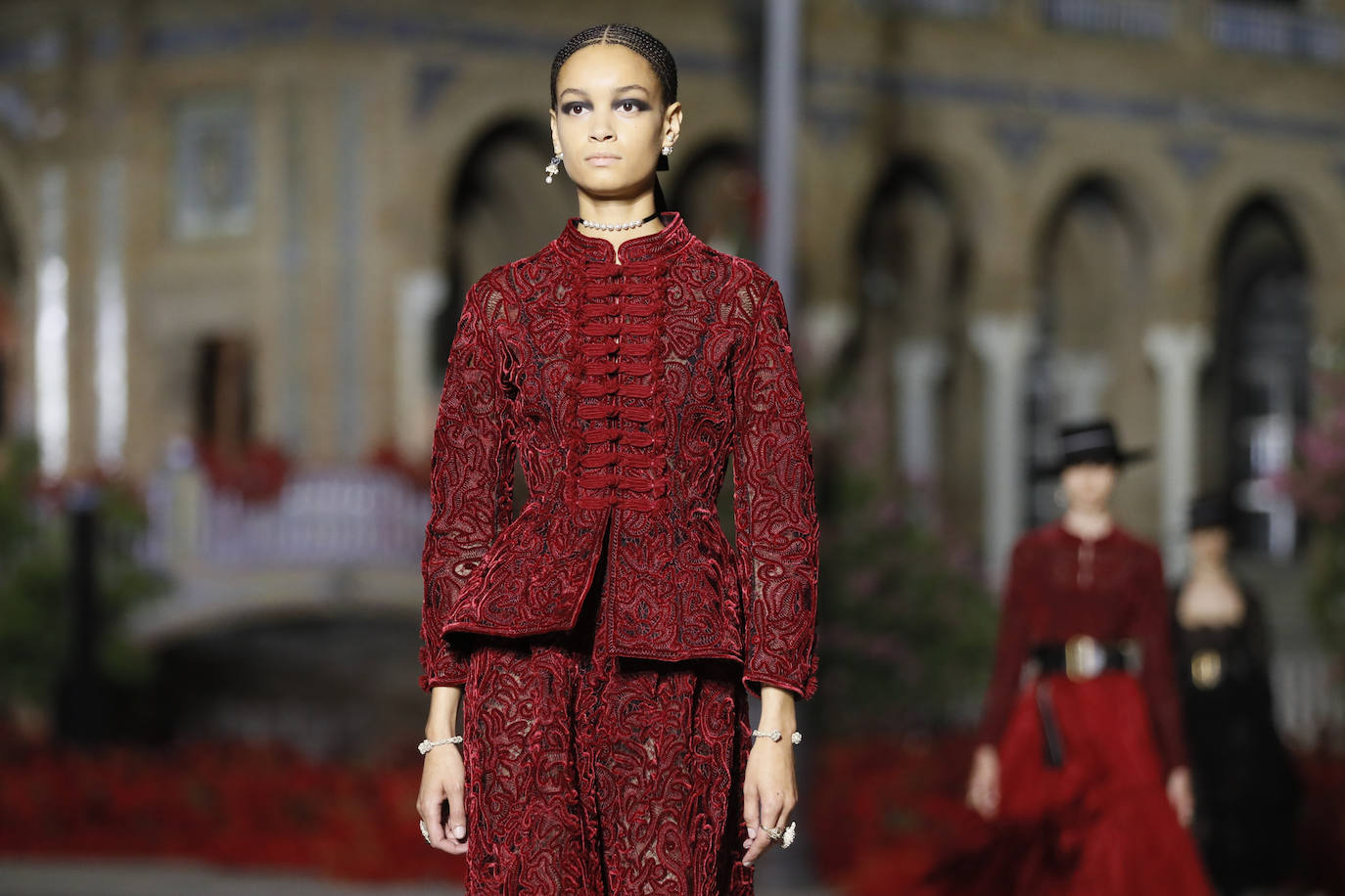 Dior presenta en la Plaza de España de Sevilla su colección «The Cruise 2023», diseñada por Maria Grazia Chiuri, que está trabajando con artistas y artesanos sevillanos y andaluces. 