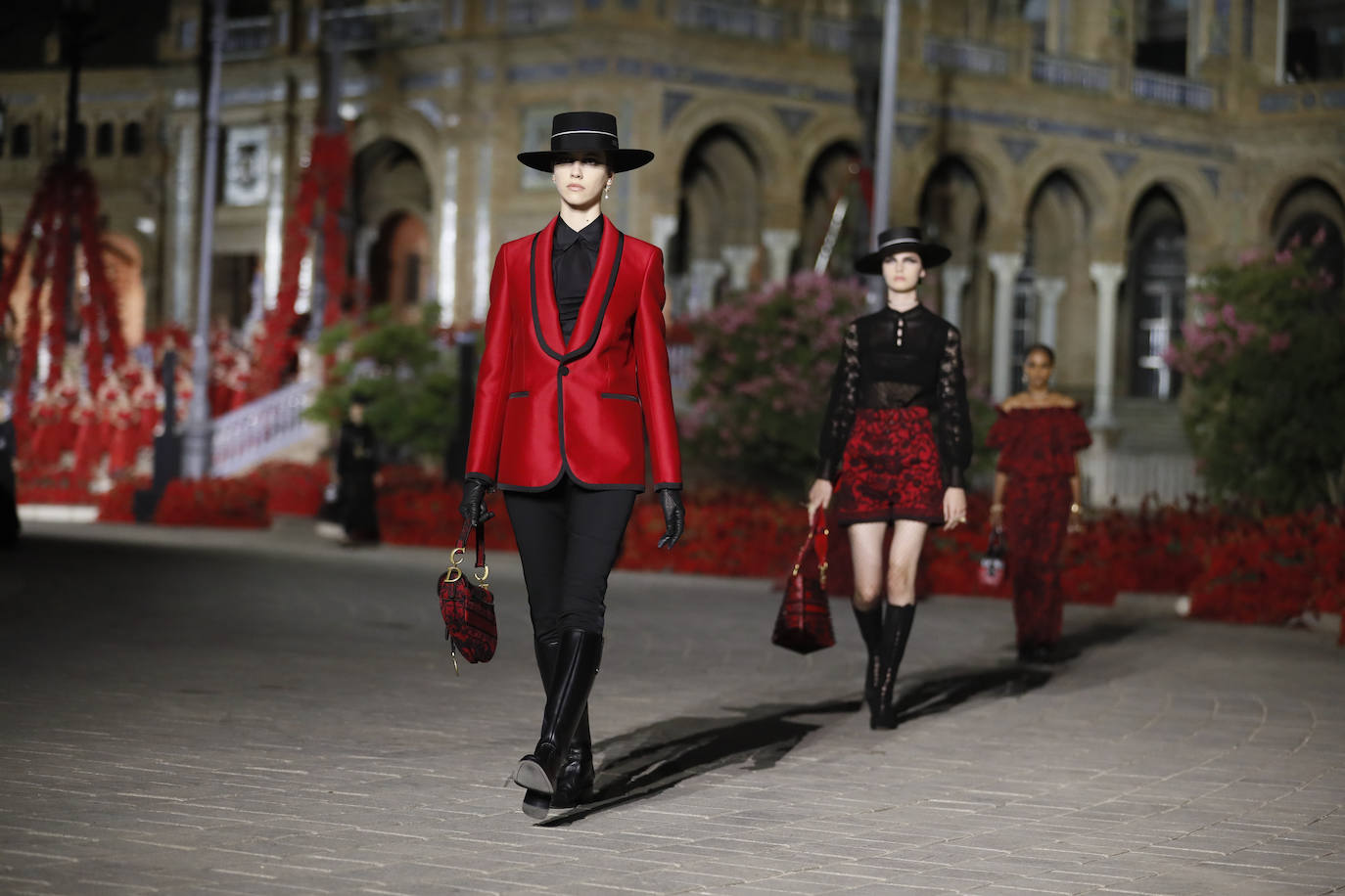 Dior presenta en la Plaza de España de Sevilla su colección «The Cruise 2023», diseñada por Maria Grazia Chiuri, que está trabajando con artistas y artesanos sevillanos y andaluces. 