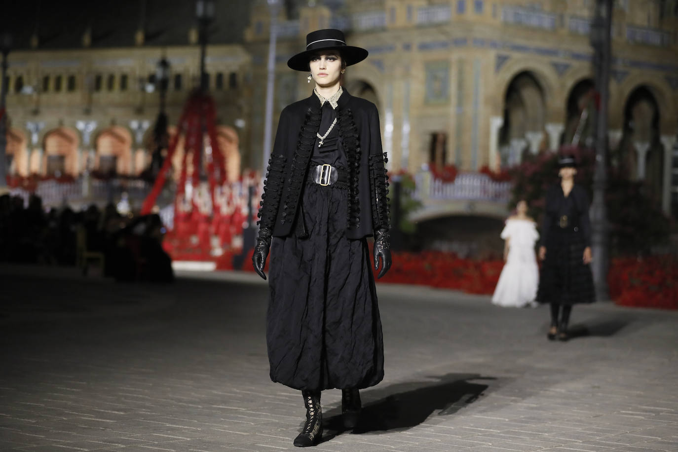 Dior presenta en la Plaza de España de Sevilla su colección «The Cruise 2023», diseñada por Maria Grazia Chiuri, que está trabajando con artistas y artesanos sevillanos y andaluces. 