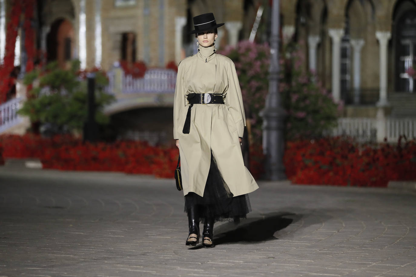 Dior presenta en la Plaza de España de Sevilla su colección «The Cruise 2023», diseñada por Maria Grazia Chiuri, que está trabajando con artistas y artesanos sevillanos y andaluces. 