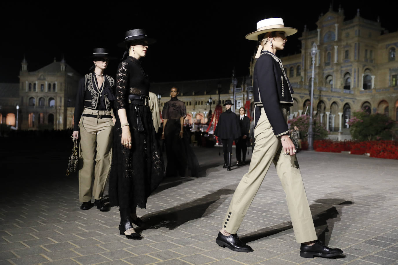 Dior presenta en la Plaza de España de Sevilla su colección «The Cruise 2023», diseñada por Maria Grazia Chiuri, que está trabajando con artistas y artesanos sevillanos y andaluces. 