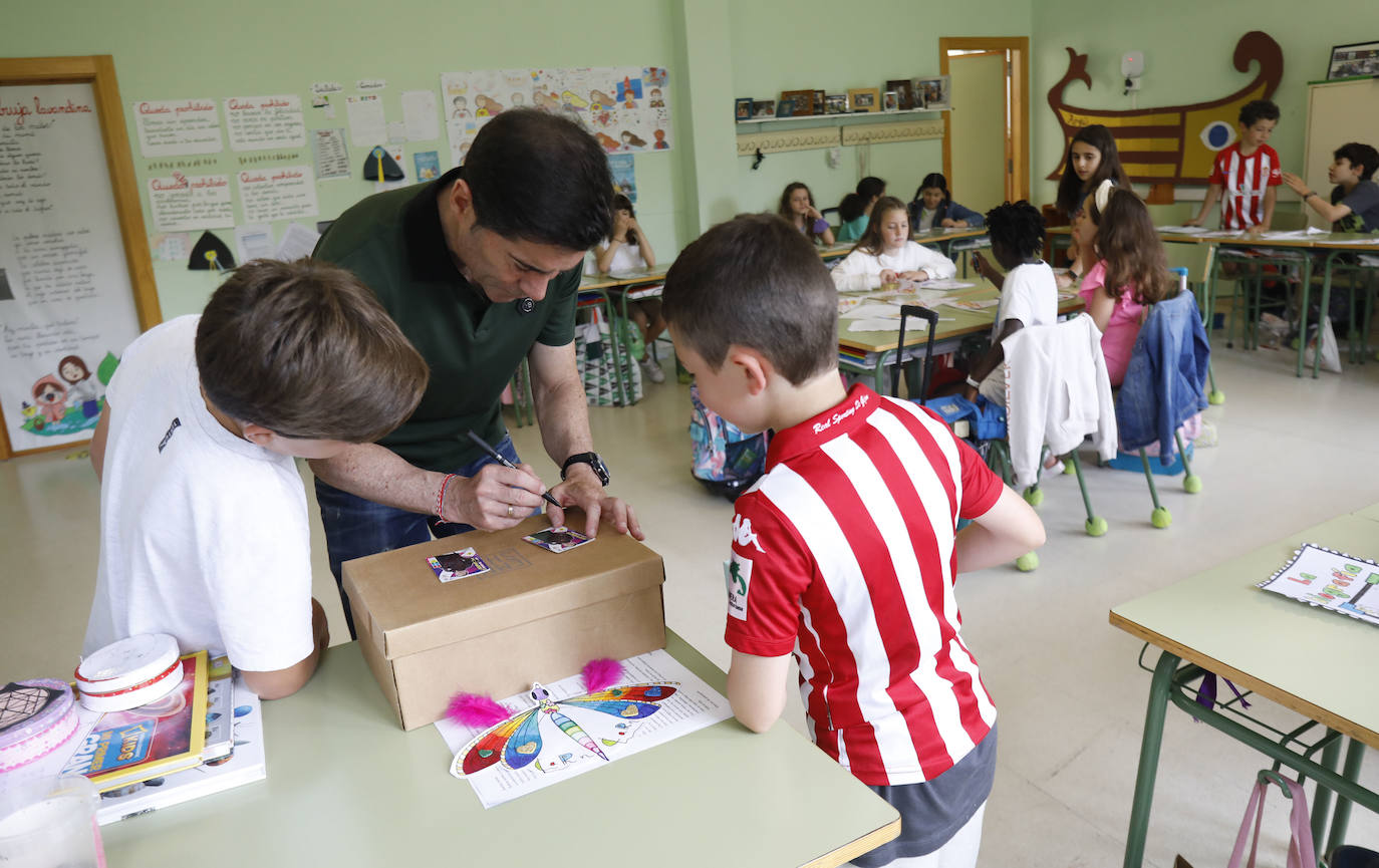 Fotos: Marcelino García Toral responde a los estudiantes del Colegio Público Clarín de Gijón