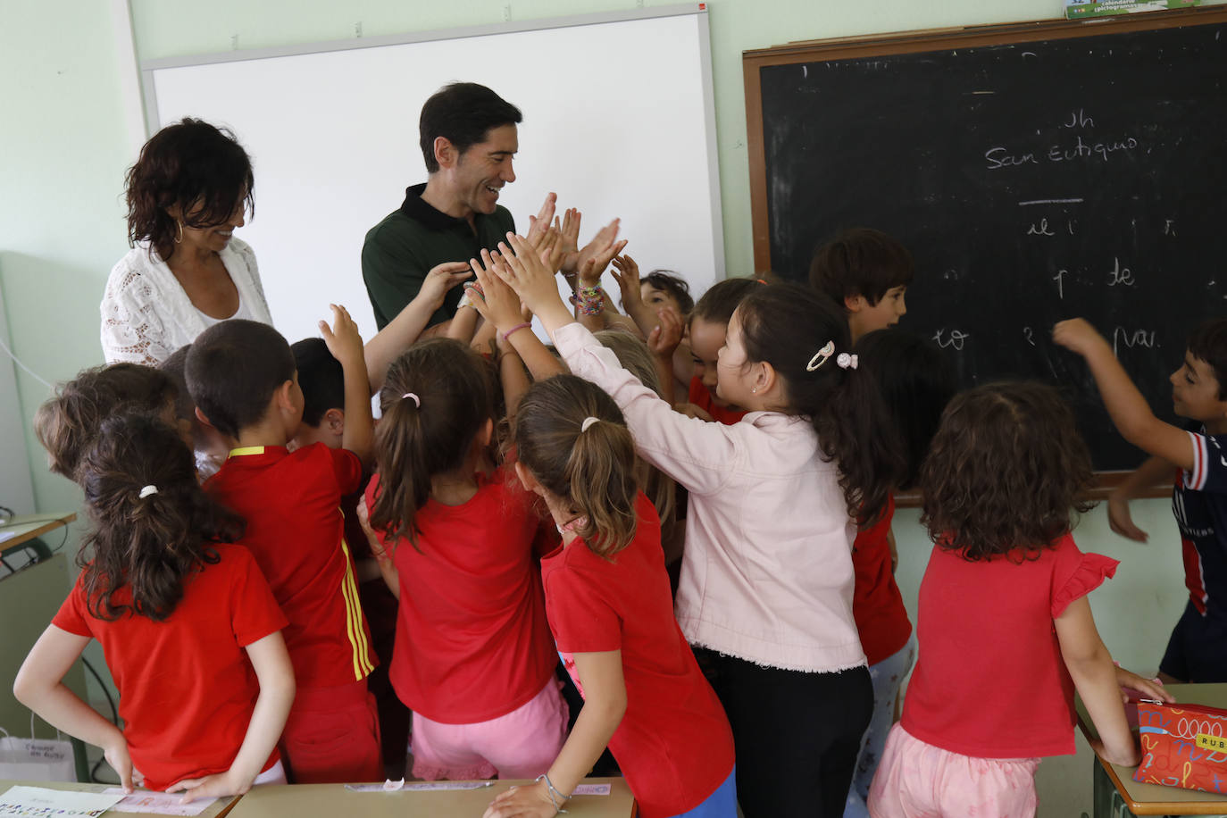 Fotos: Marcelino García Toral responde a los estudiantes del Colegio Público Clarín de Gijón