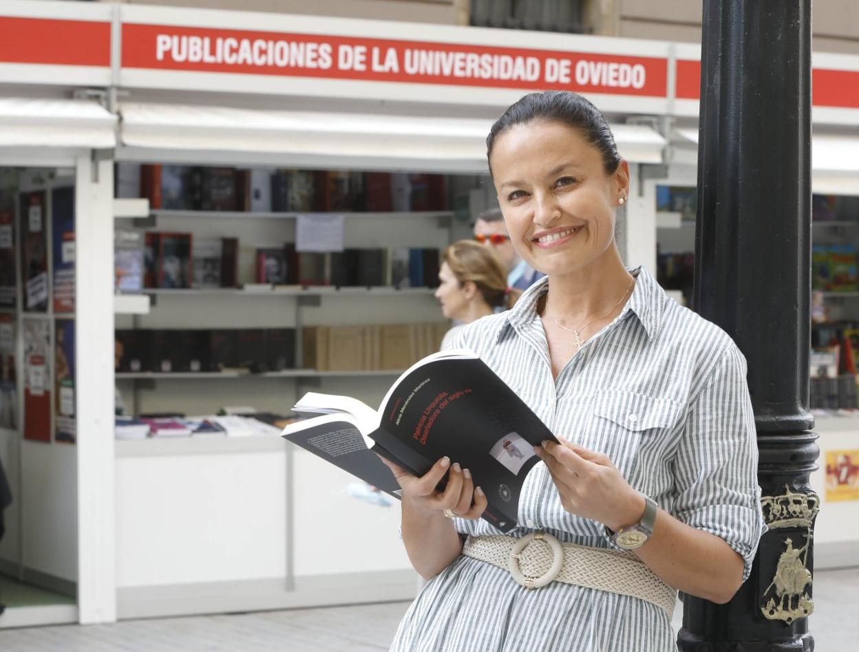 Alicia Menéndez firmará sus libros este domingo en la caseta de la Universidad de Oviedo, en la calle de Tomás y Valiente. 