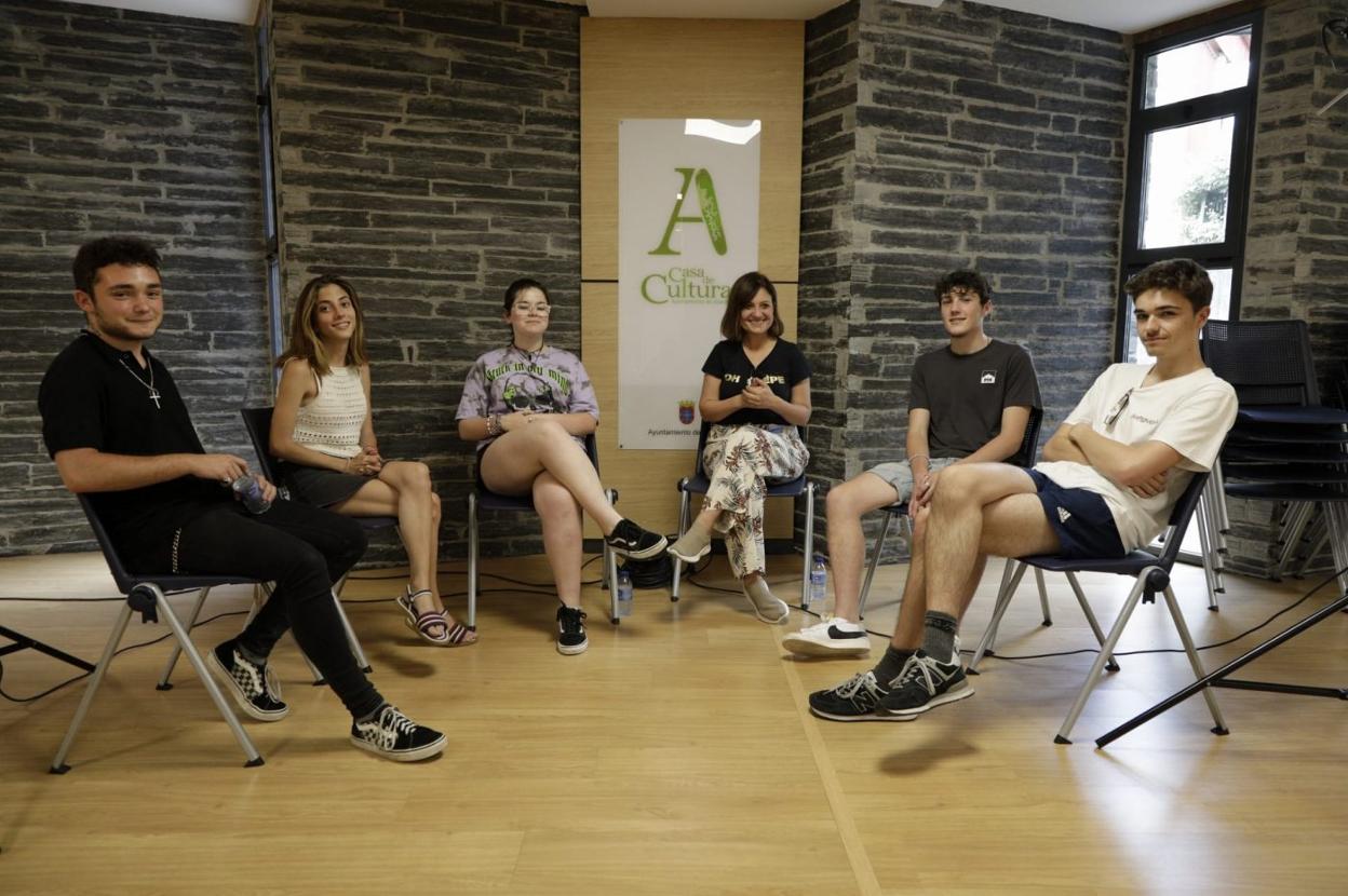 Equipo técnico y aspirantes a un papel en el corto. 