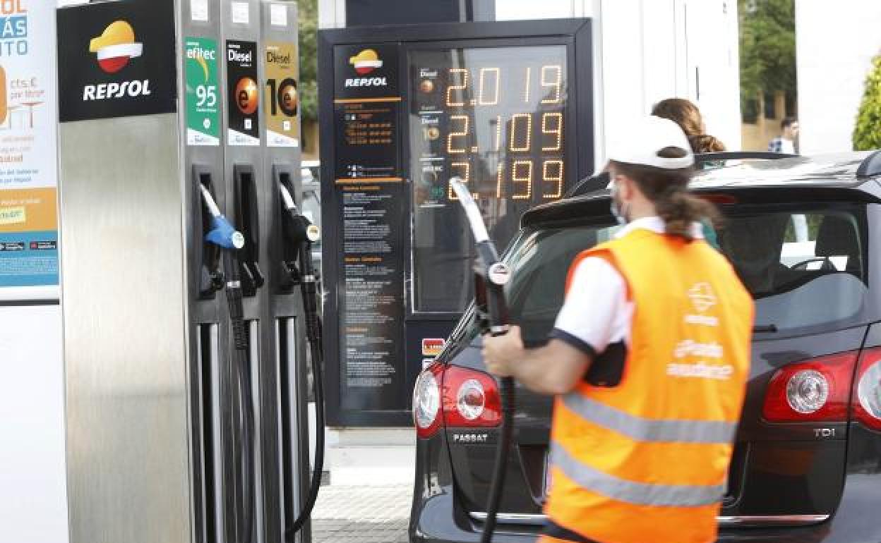 El gasóleo y la gasolina alcanzan un nuevo récord y ya superan en ambos casos los dos euros