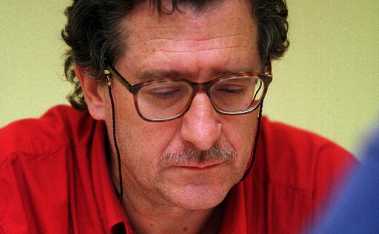 El maestro Miguel Ángel Nepomuceno frente al tablero.