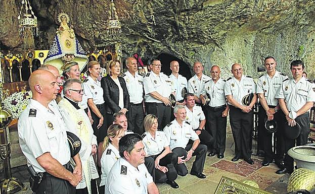 La Santa Cueva albergó el acto, en el que participaron agentes de la Policía Nacional de toda Asturias.
