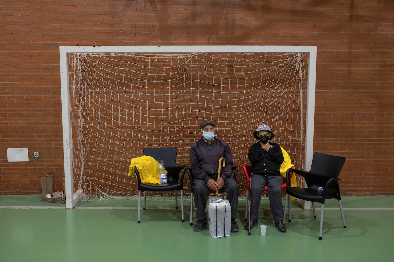 En la imagen, dos personas desalojadas por el incendio de la Sierra de la Culebra, en Zamora 