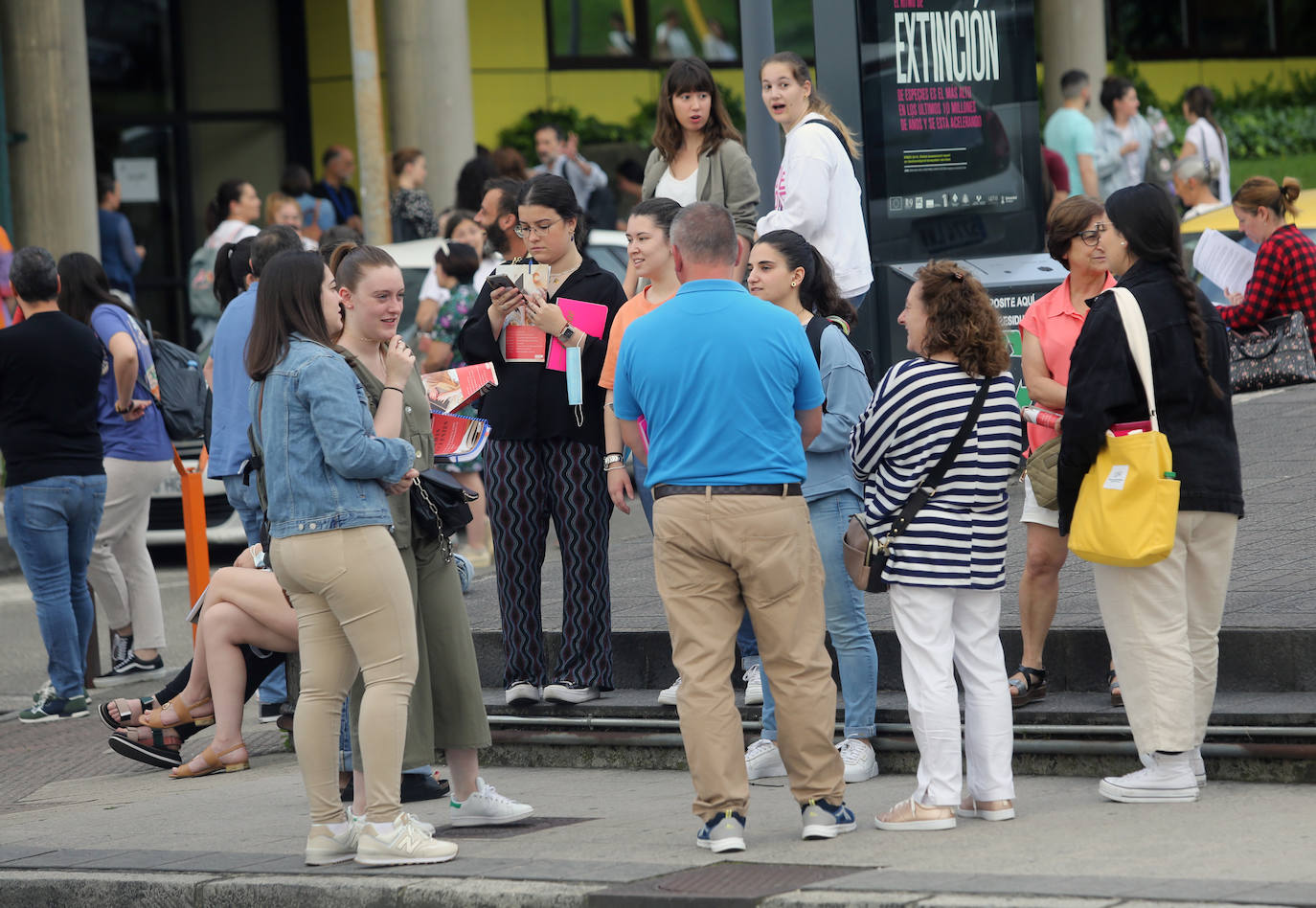 Las oposiciones de Educación ya han arrancado en Asturias, pero lo han hecho con cierto escepticismo entre los más jóvenes. Casi 6.500 personas optan a una de las 398 plazas en el Principado y los profesionales con menos experiencia se muestran desanimados por unos criterios de baremación que priman la interinidad: «Las notas no valen nada», lamentan. 