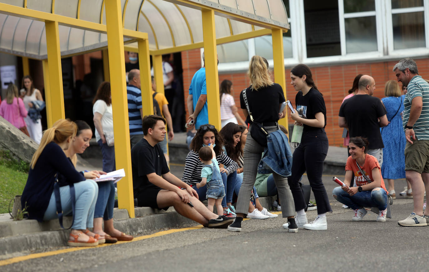 Las oposiciones de Educación ya han arrancado en Asturias, pero lo han hecho con cierto escepticismo entre los más jóvenes. Casi 6.500 personas optan a una de las 398 plazas en el Principado y los profesionales con menos experiencia se muestran desanimados por unos criterios de baremación que priman la interinidad: «Las notas no valen nada», lamentan. 