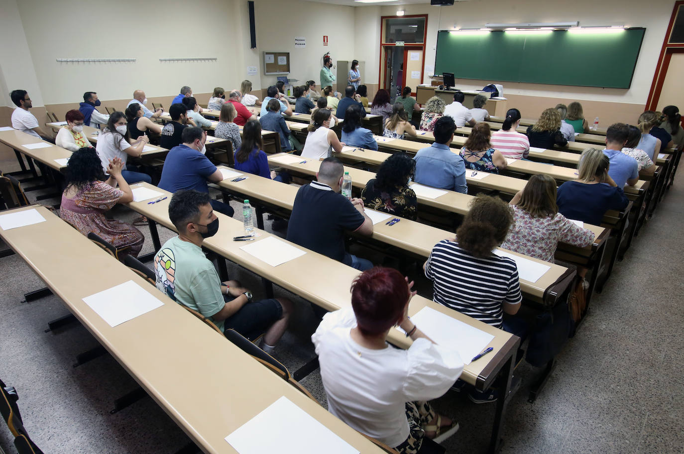 Las oposiciones de Educación ya han arrancado en Asturias, pero lo han hecho con cierto escepticismo entre los más jóvenes. Casi 6.500 personas optan a una de las 398 plazas en el Principado y los profesionales con menos experiencia se muestran desanimados por unos criterios de baremación que priman la interinidad: «Las notas no valen nada», lamentan. 