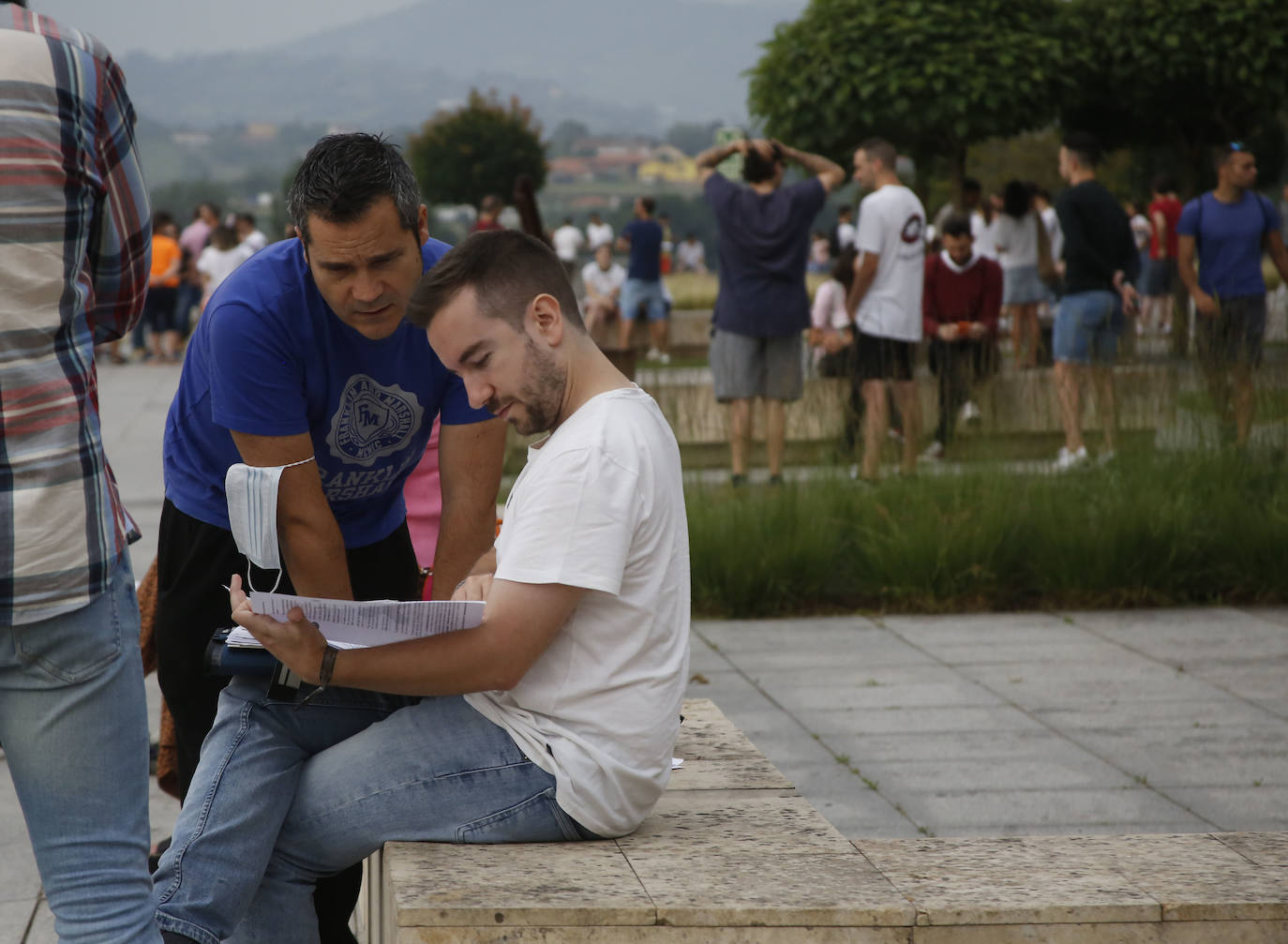 Las oposiciones de Educación ya han arrancado en Asturias, pero lo han hecho con cierto escepticismo entre los más jóvenes. Casi 6.500 personas optan a una de las 398 plazas en el Principado y los profesionales con menos experiencia se muestran desanimados por unos criterios de baremación que priman la interinidad: «Las notas no valen nada», lamentan. 