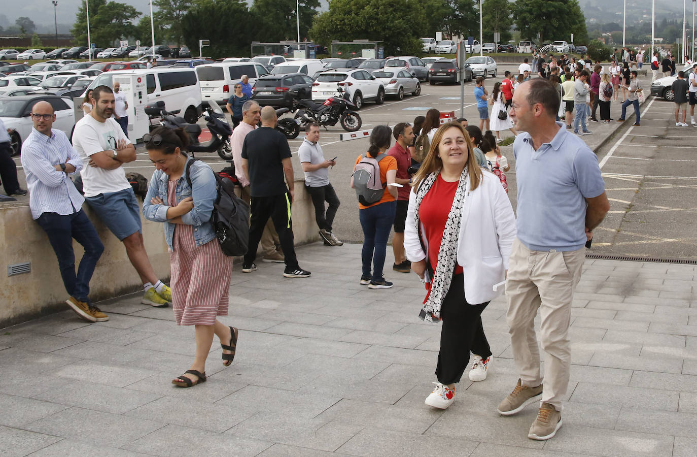 Las oposiciones de Educación ya han arrancado en Asturias, pero lo han hecho con cierto escepticismo entre los más jóvenes. Casi 6.500 personas optan a una de las 398 plazas en el Principado y los profesionales con menos experiencia se muestran desanimados por unos criterios de baremación que priman la interinidad: «Las notas no valen nada», lamentan. 